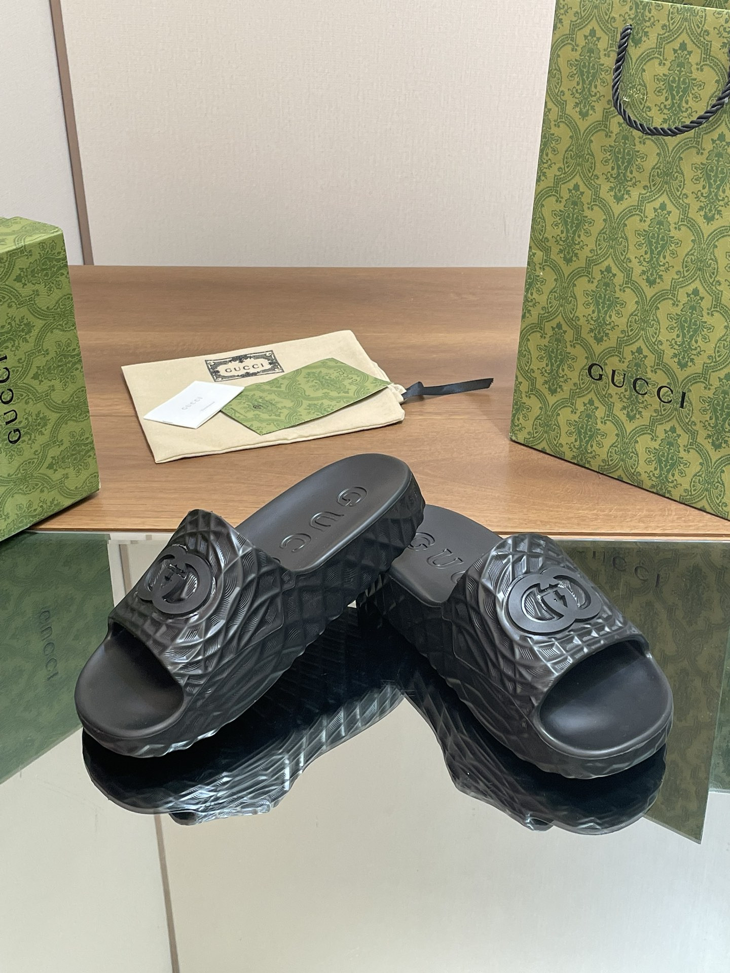 UA G*u*i INTERLOCKING G SLIDE SANDAL Black
