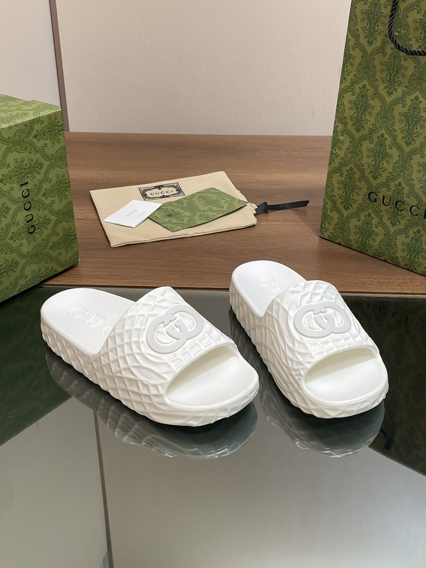 UA G*u*i INTERLOCKING G SLIDE SANDAL White