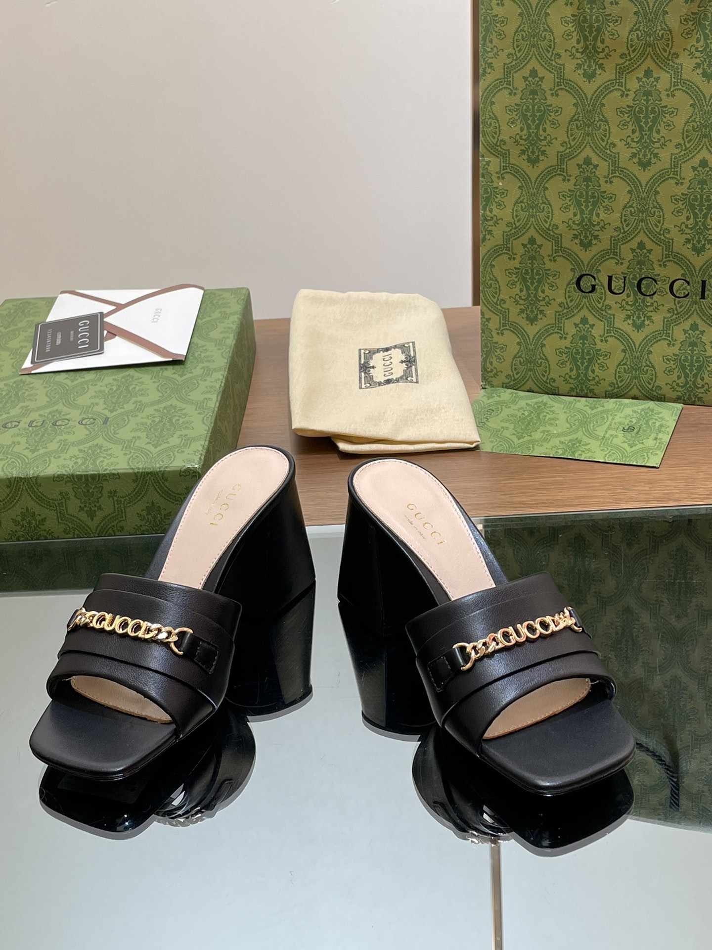 UA G*u*i SIGNORIA SLIDE SANDAL