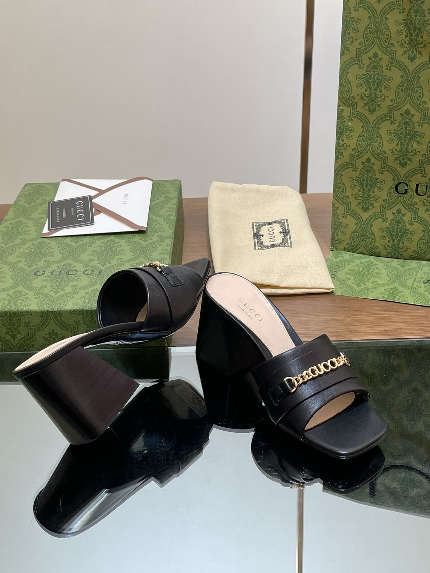 UA G*u*i SIGNORIA SLIDE SANDAL