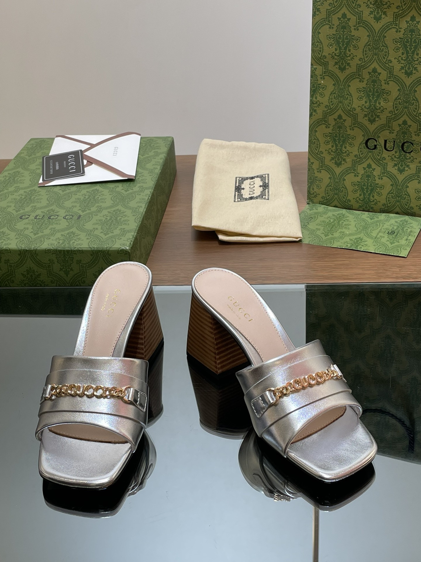 UA G*u*i SIGNORIA SLIDE SANDAL