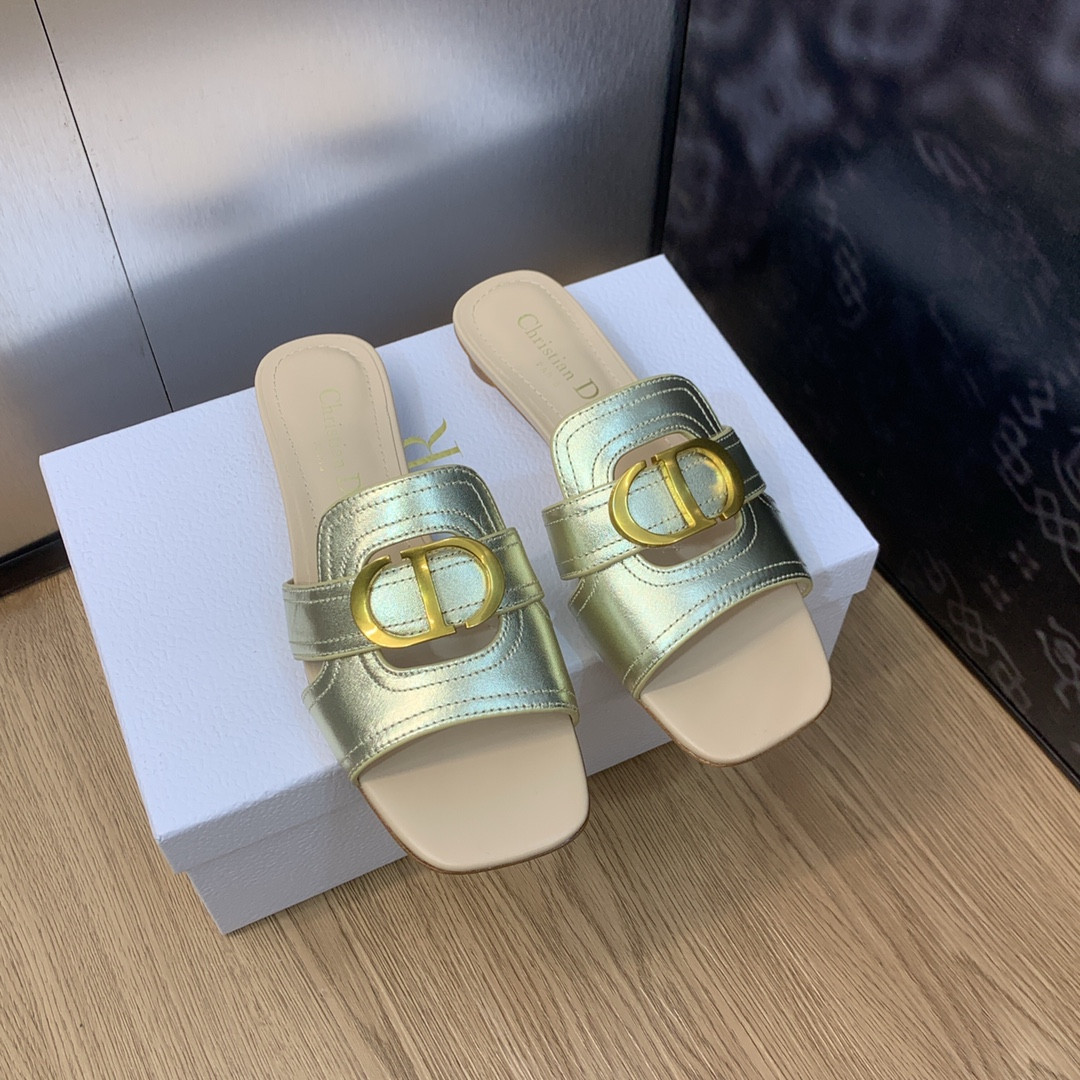 UA D*0r 30 Montaigne Slide