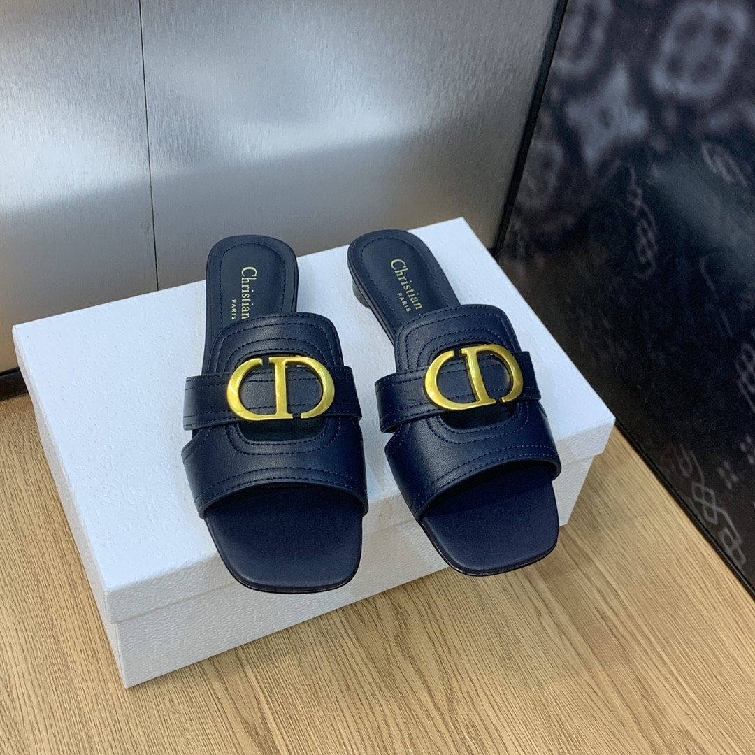UA D*0r 30 Montaigne Slide