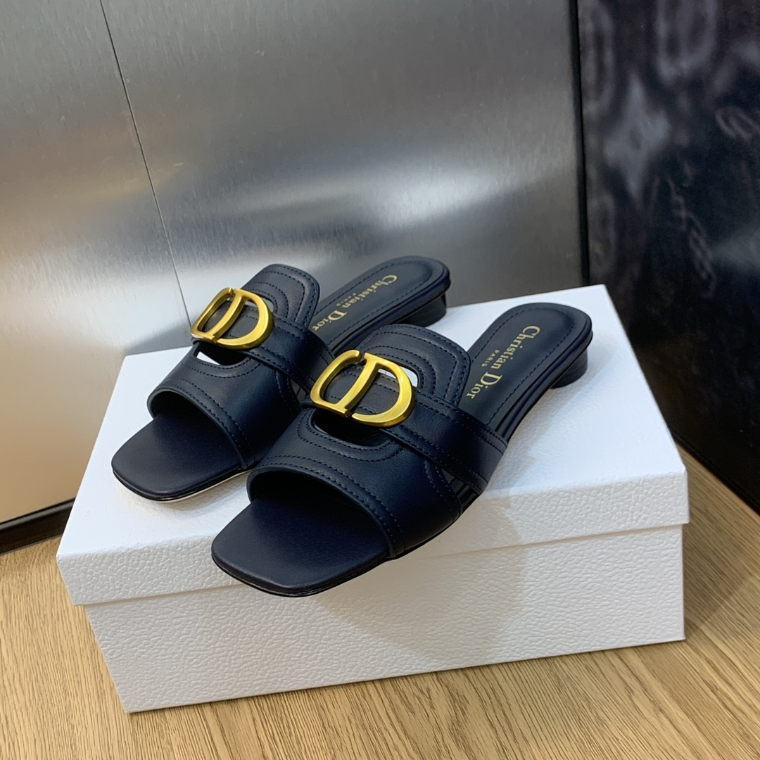 UA D*0r 30 Montaigne Slide