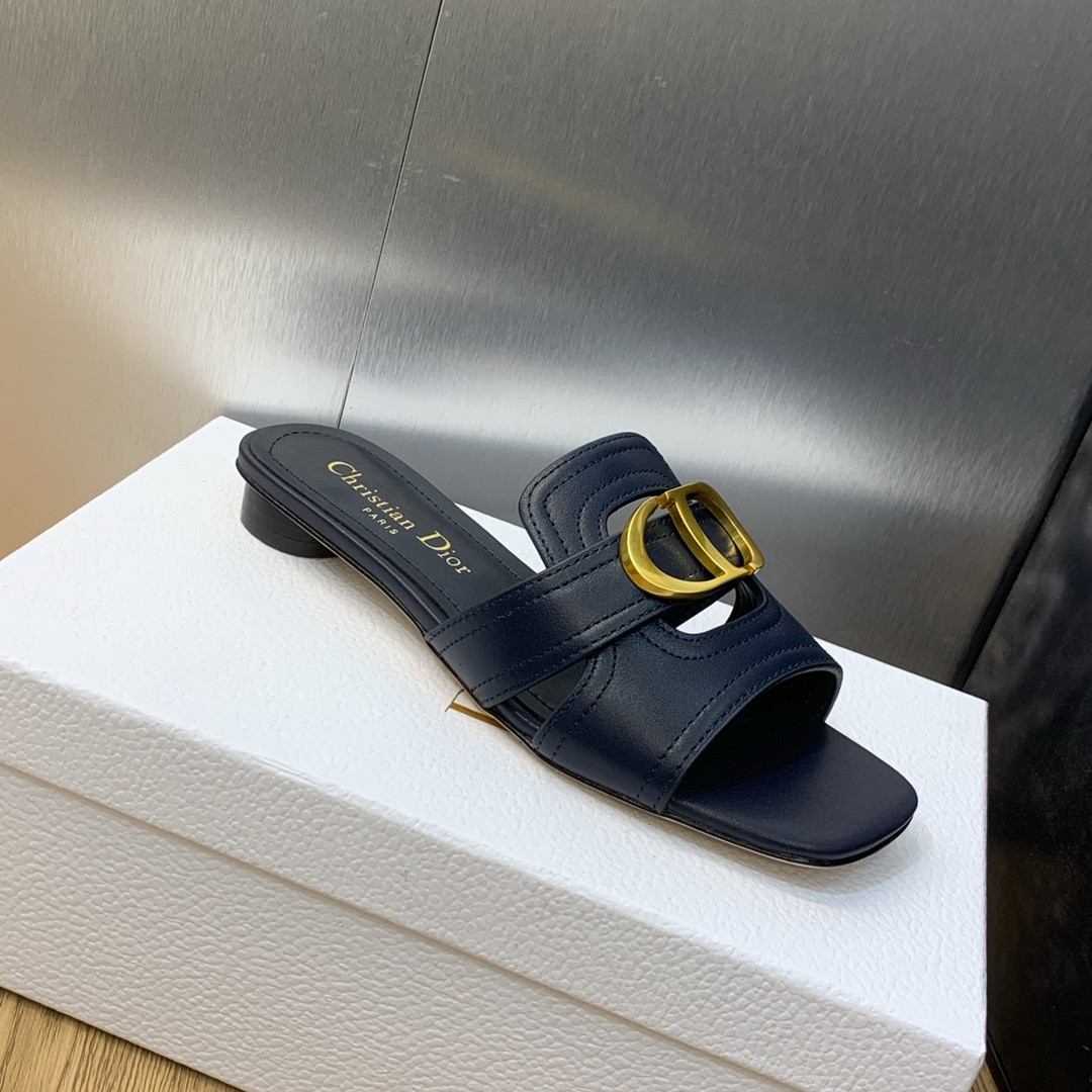 UA D*0r 30 Montaigne Slide