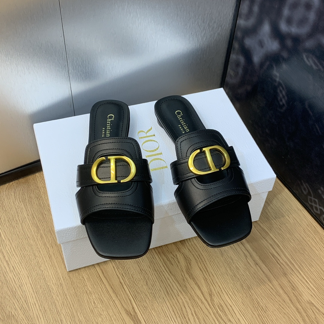 UA D*0r 30 Montaigne Slide