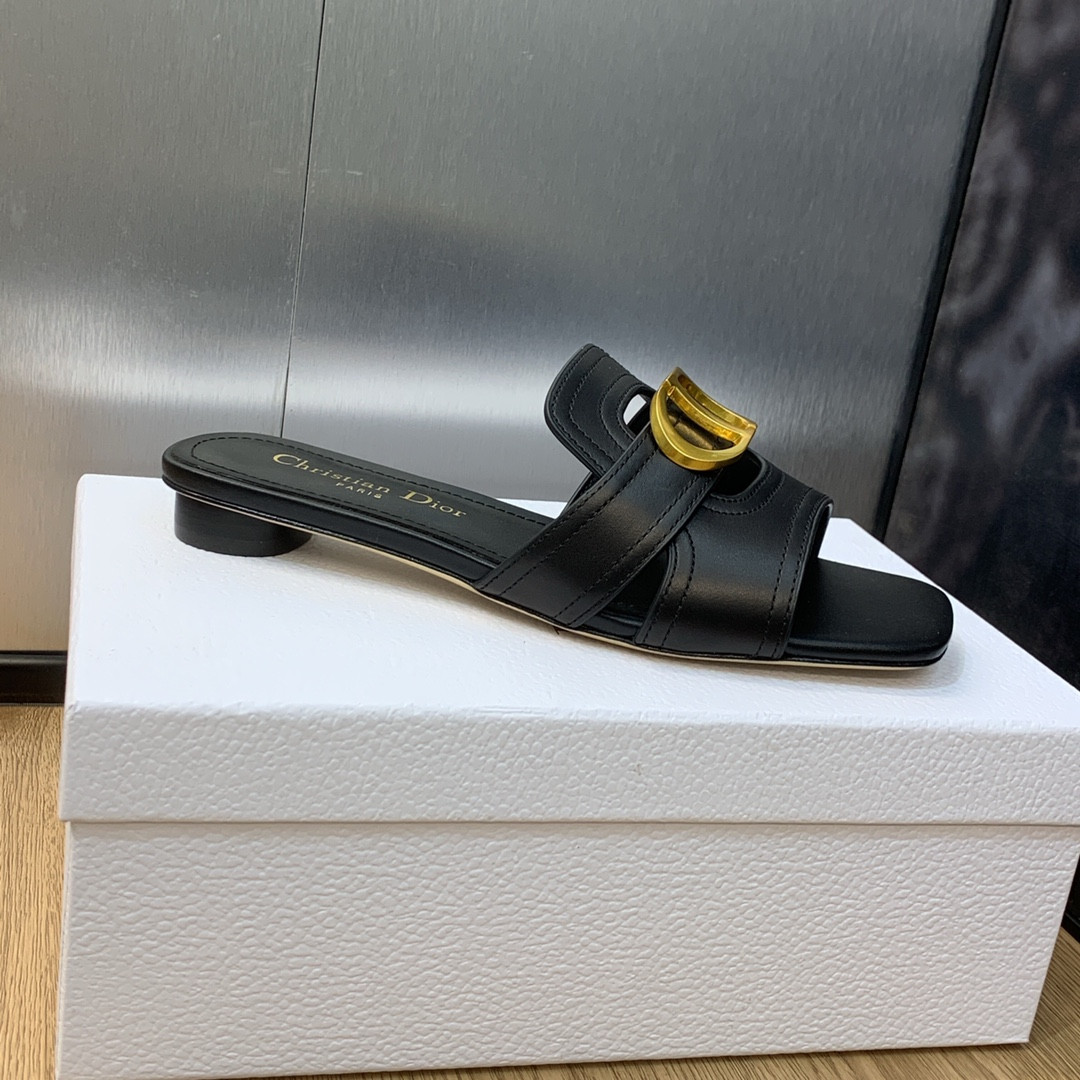UA D*0r 30 Montaigne Slide