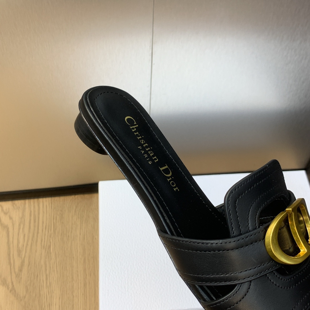 UA D*0r 30 Montaigne Slide