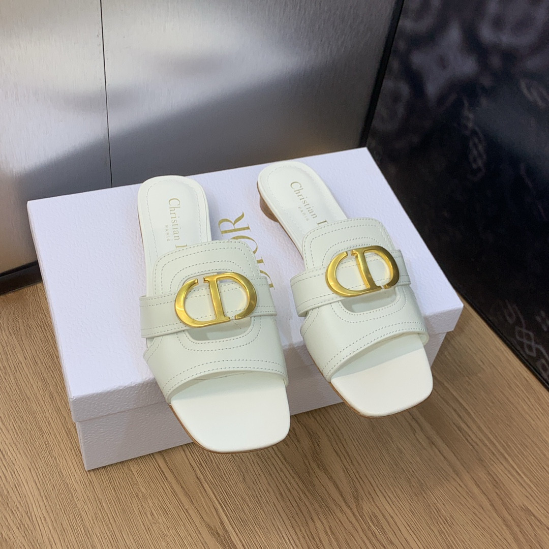 UA D*0r 30 Montaigne Slide
