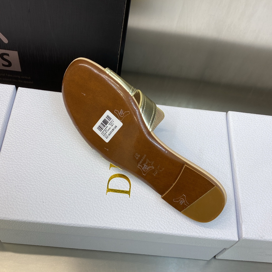 UA D*0r 30 Montaigne Slide