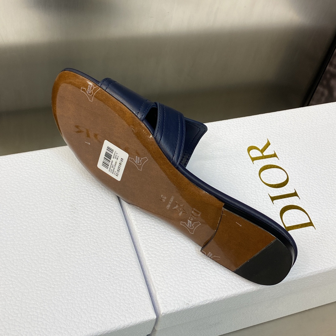 UA D*0r 30 Montaigne Slide