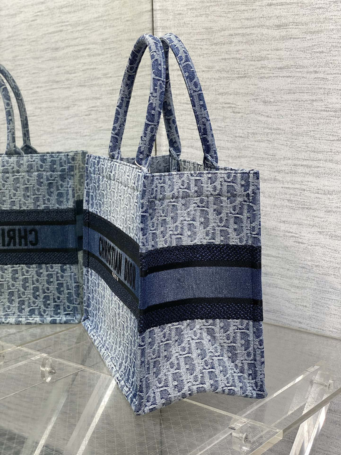 Medium D*0r Book Tote Blue Denim D*0r Oblique Jacquard 36 x 27.5 x 16.5 cm