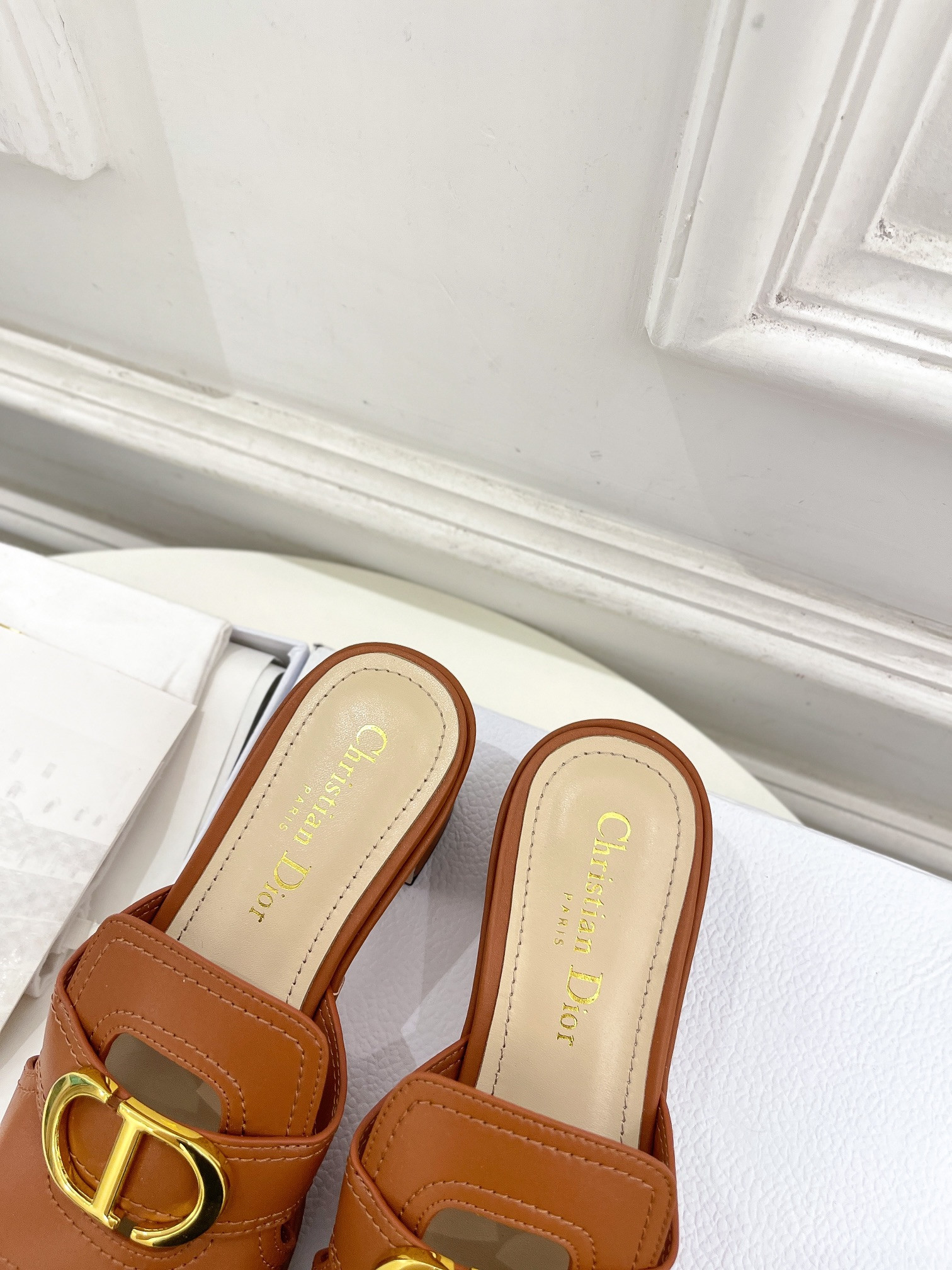 UA D*0r 30 Montaigne Platform Slide