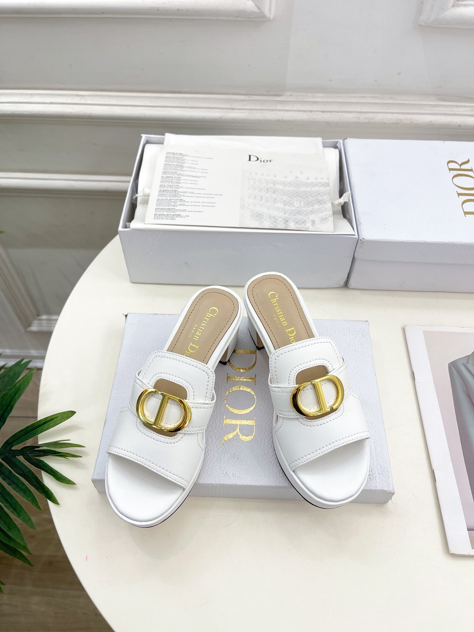 UA D*0r 30 Montaigne Platform Slide