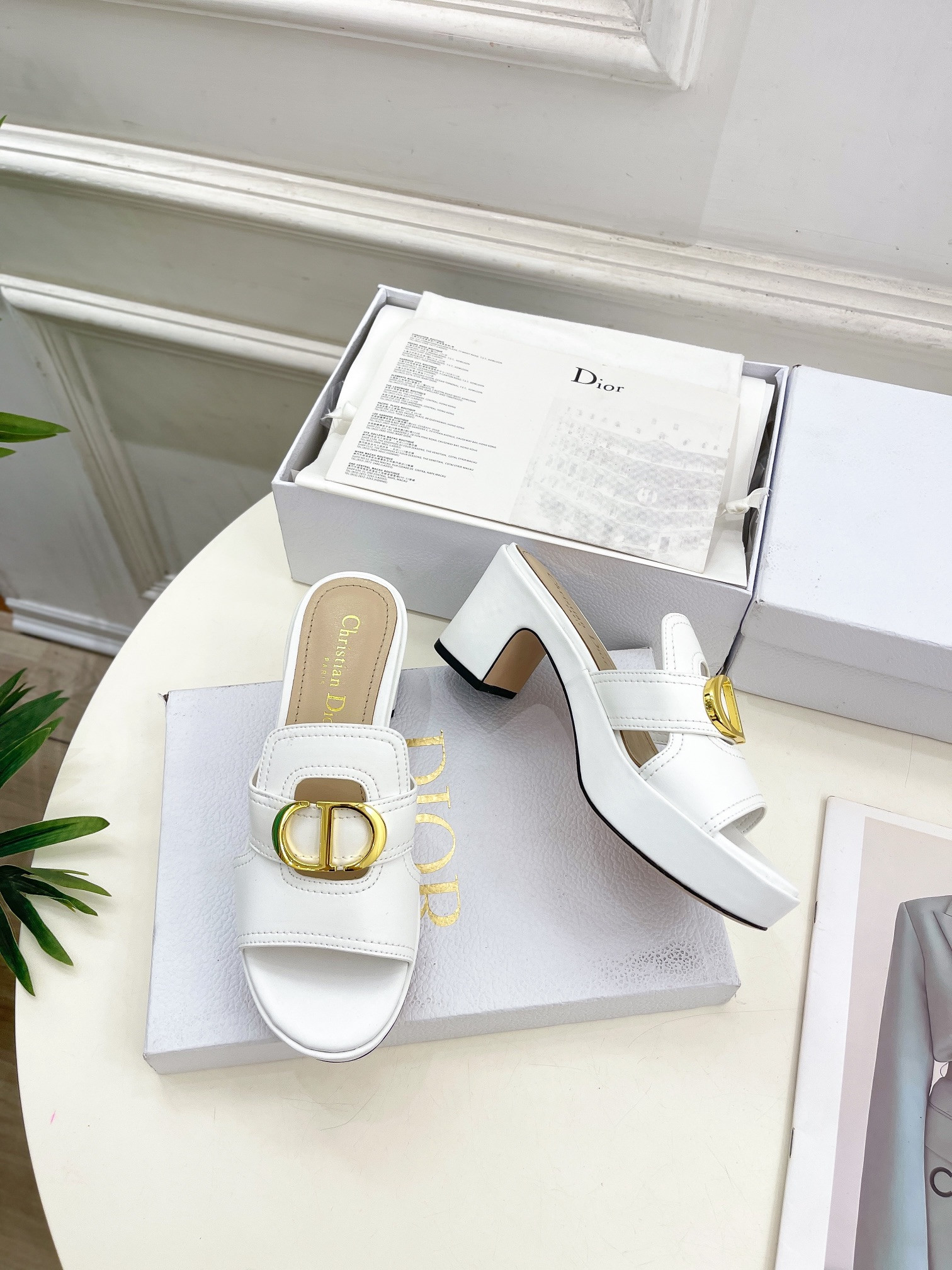 UA D*0r 30 Montaigne Platform Slide