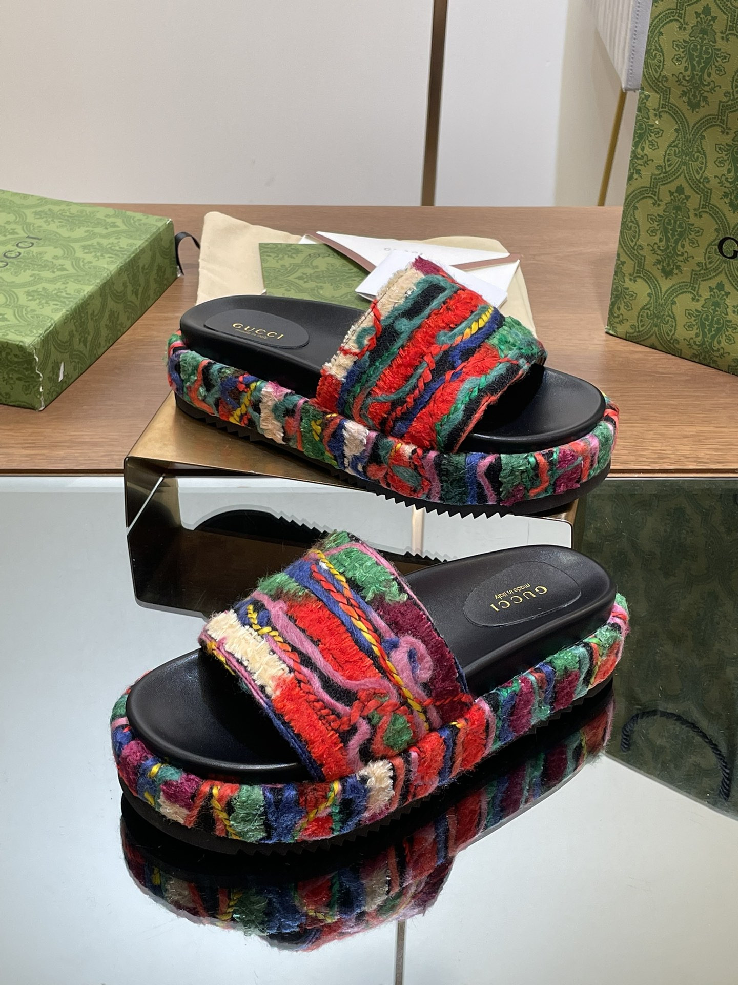 UA G*u*i PLATFORM SLIDE
