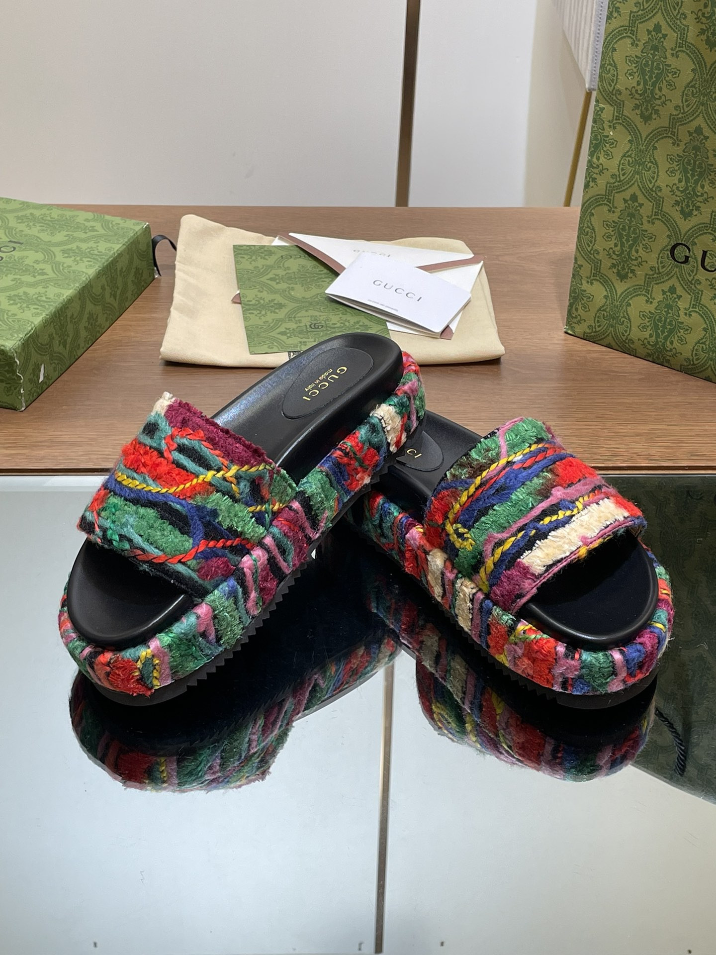 UA G*u*i PLATFORM SLIDE
