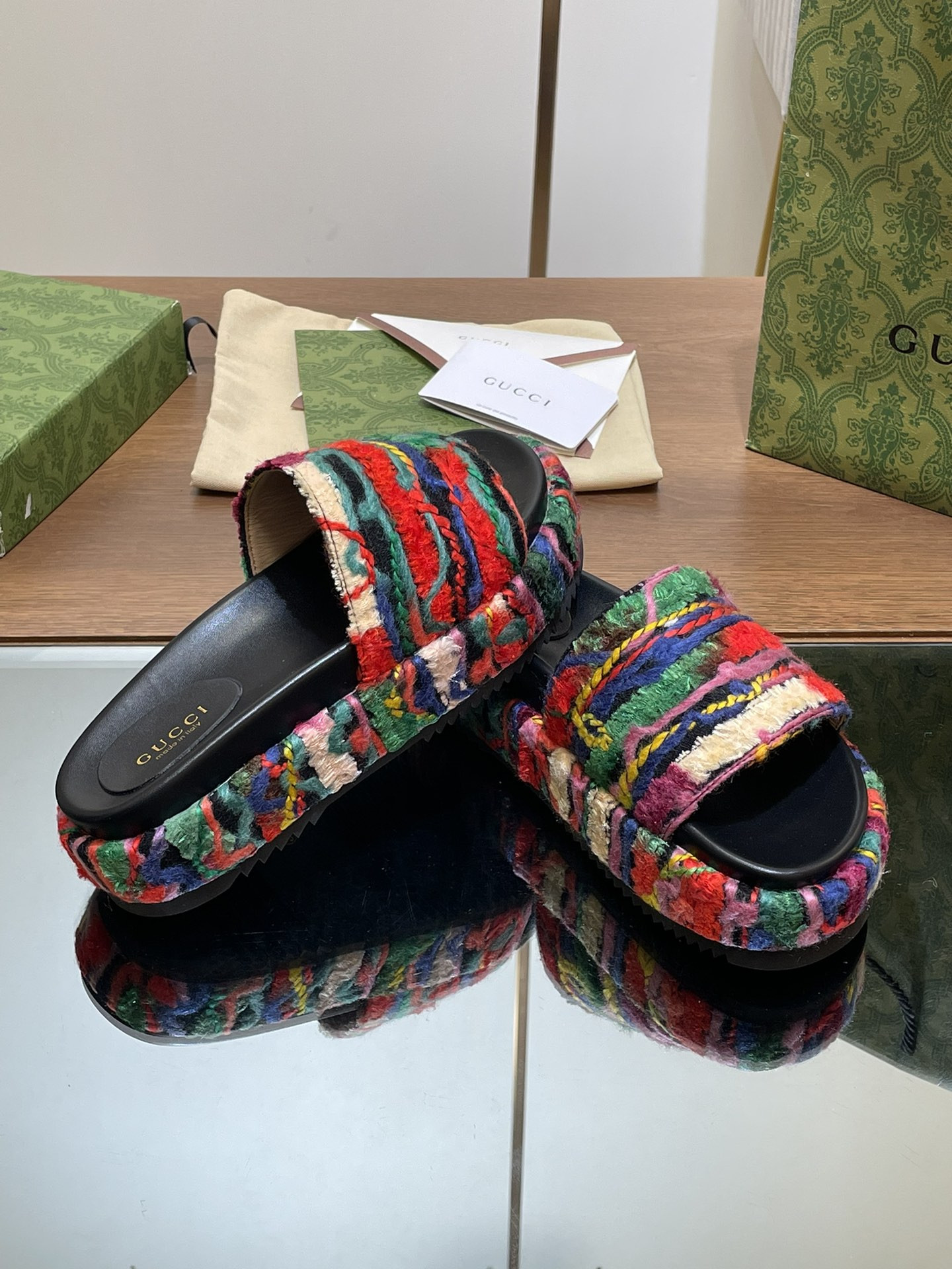 UA G*u*i PLATFORM SLIDE