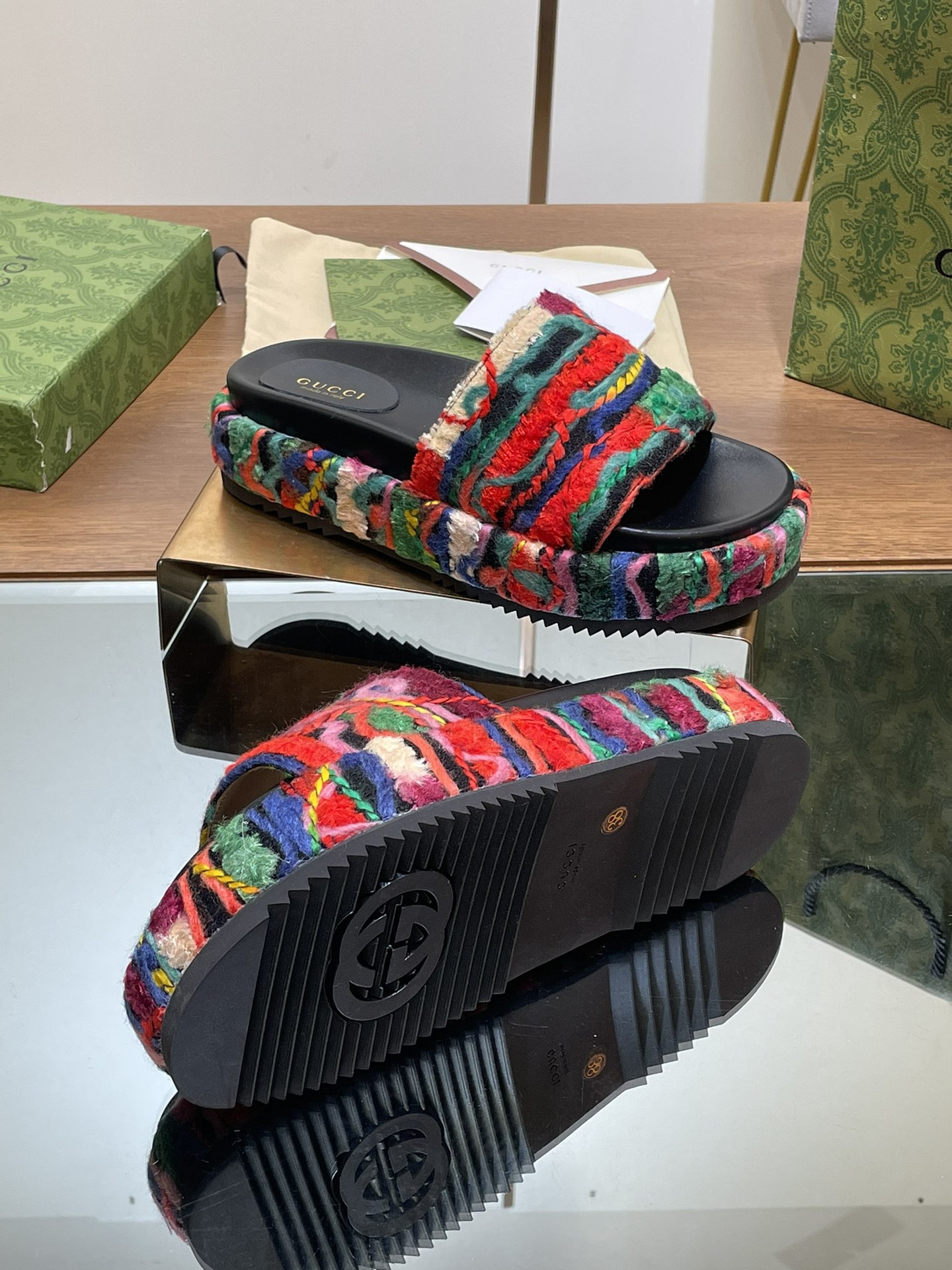 UA G*u*i PLATFORM SLIDE