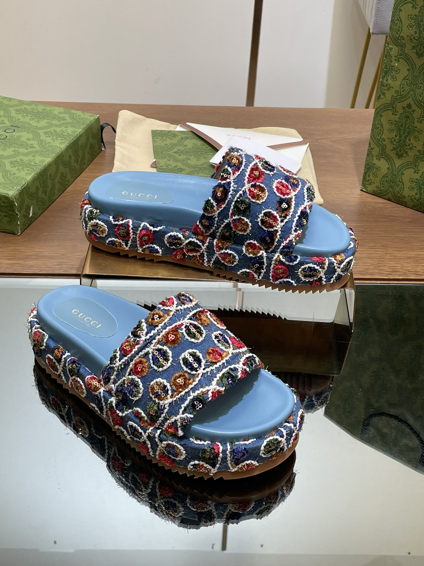 UA G*u*i PLATFORM SLIDE