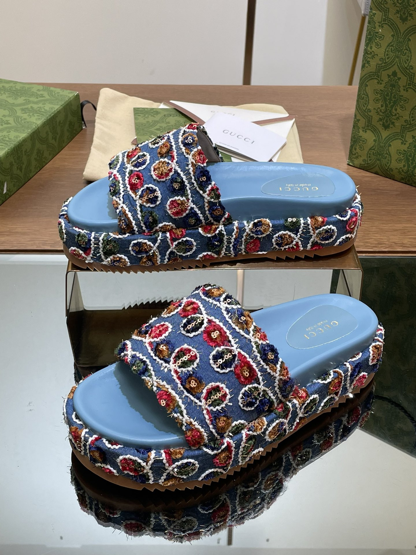 UA G*u*i PLATFORM SLIDE