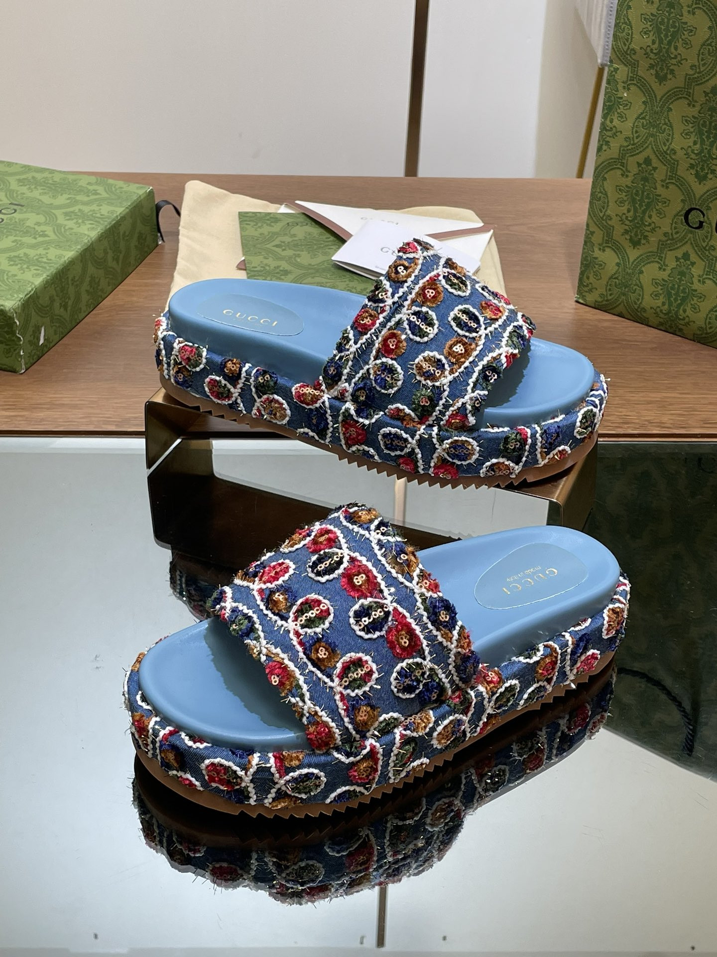 UA G*u*i PLATFORM SLIDE