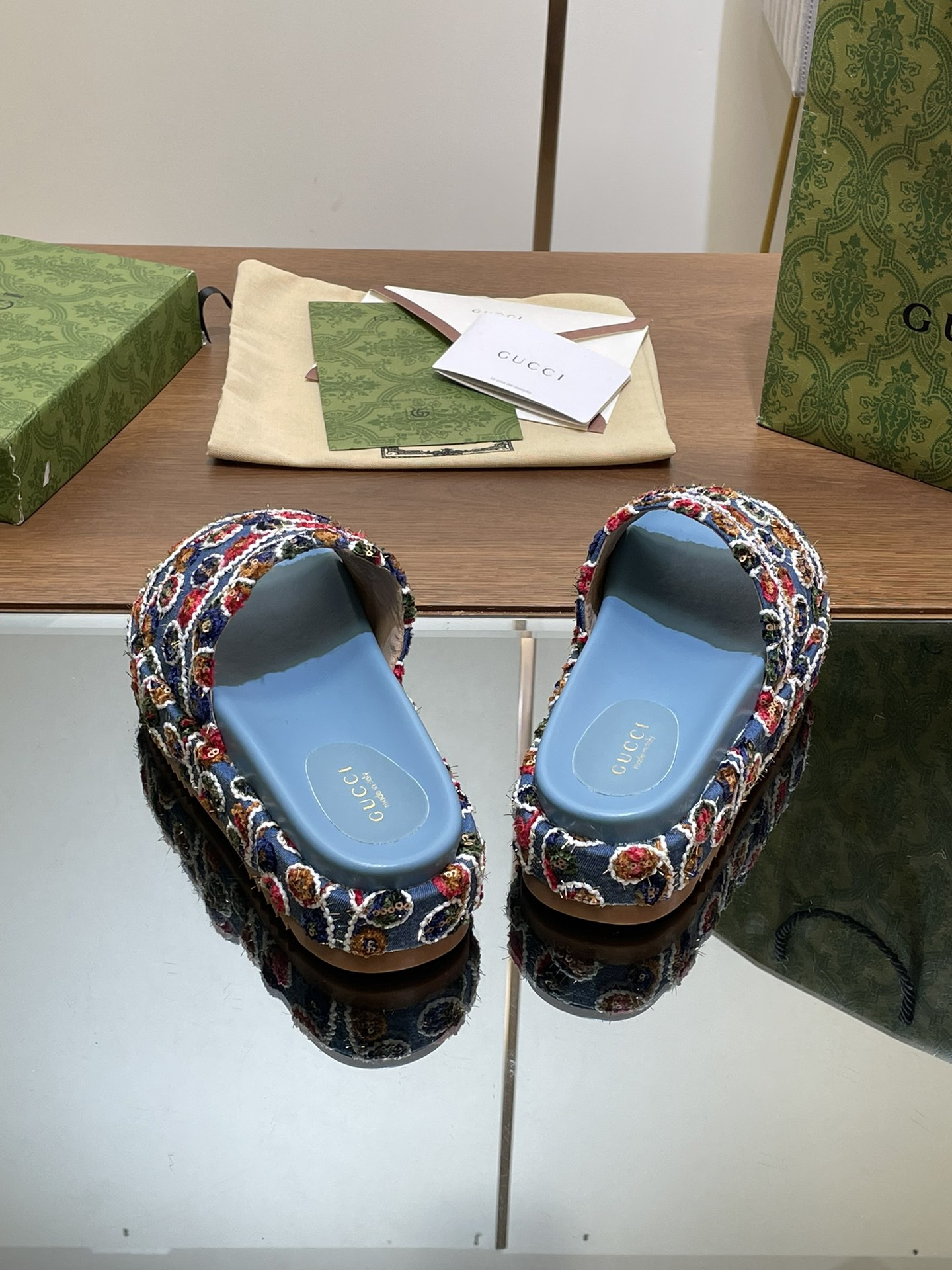UA G*u*i PLATFORM SLIDE