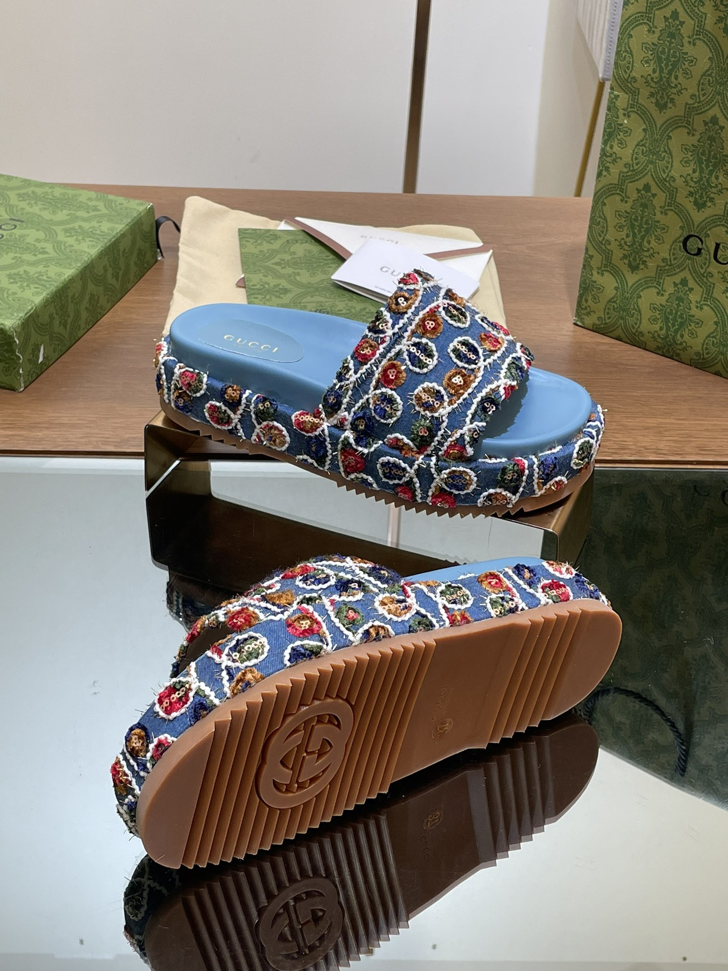 UA G*u*i PLATFORM SLIDE