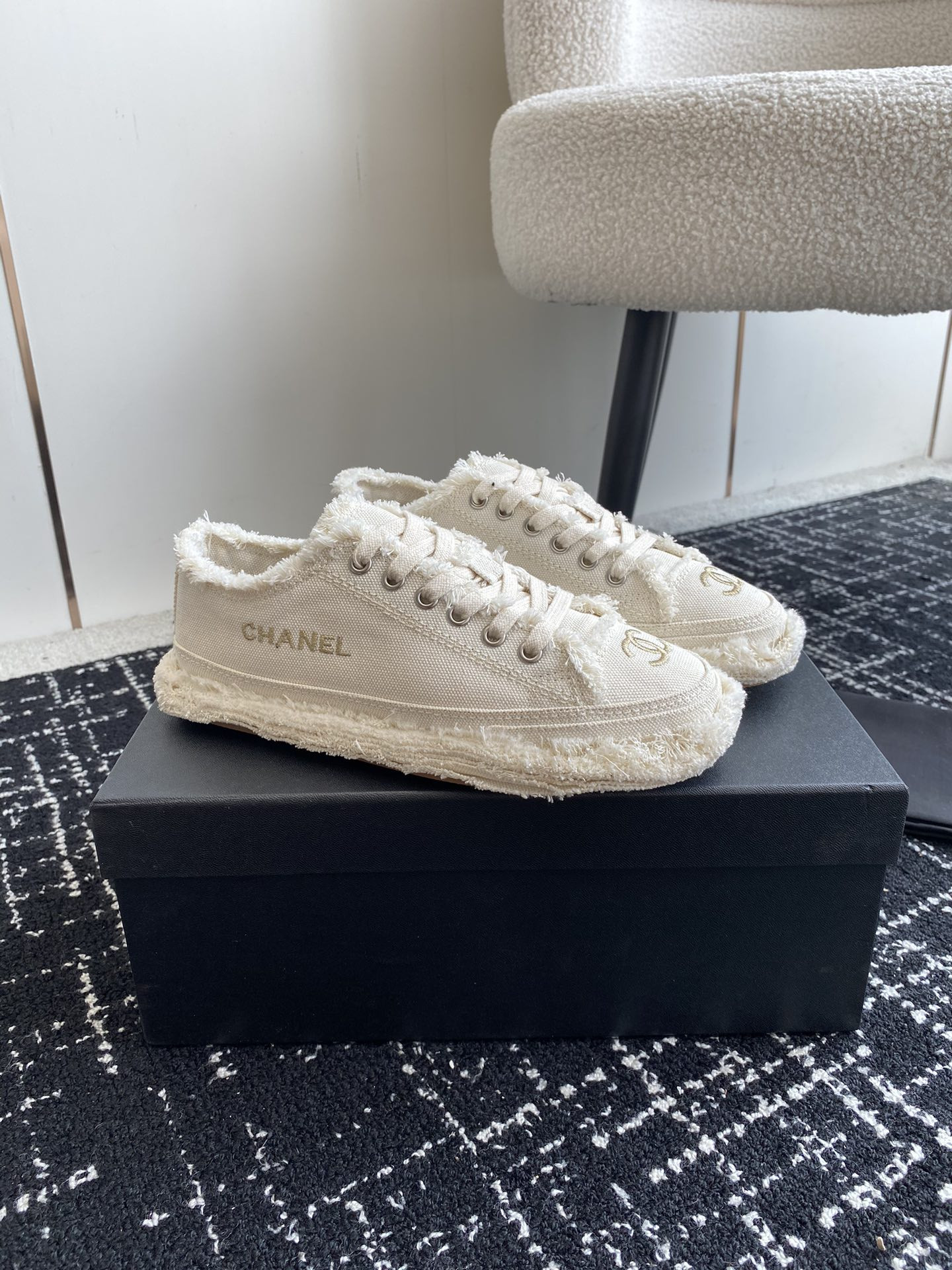 UA Ch*el SNEAKER
