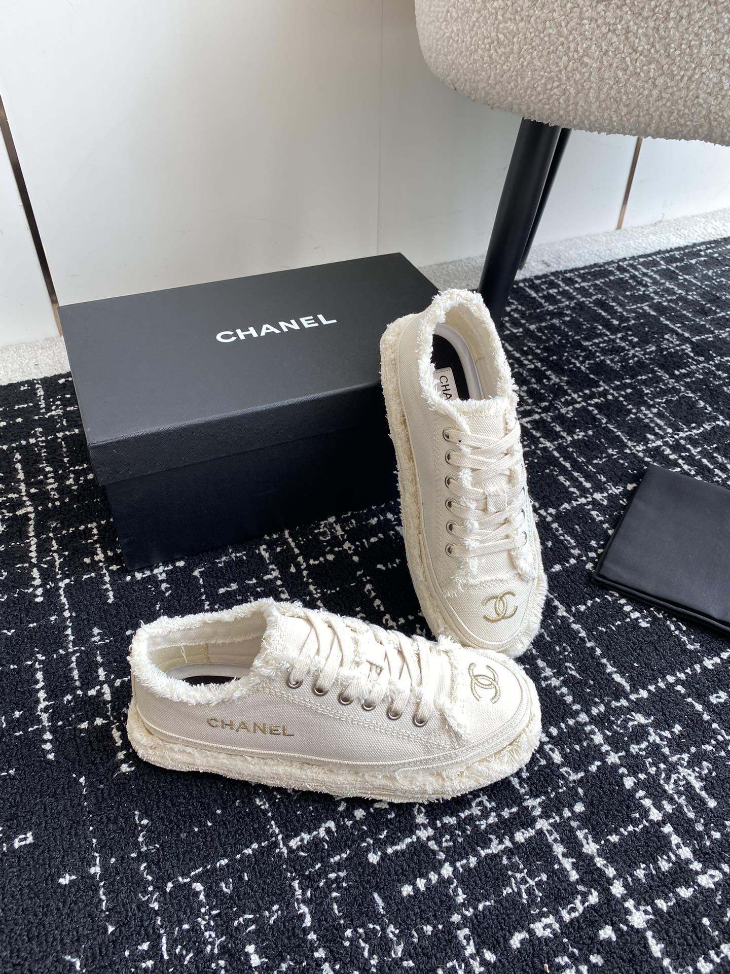 UA Ch*el SNEAKER