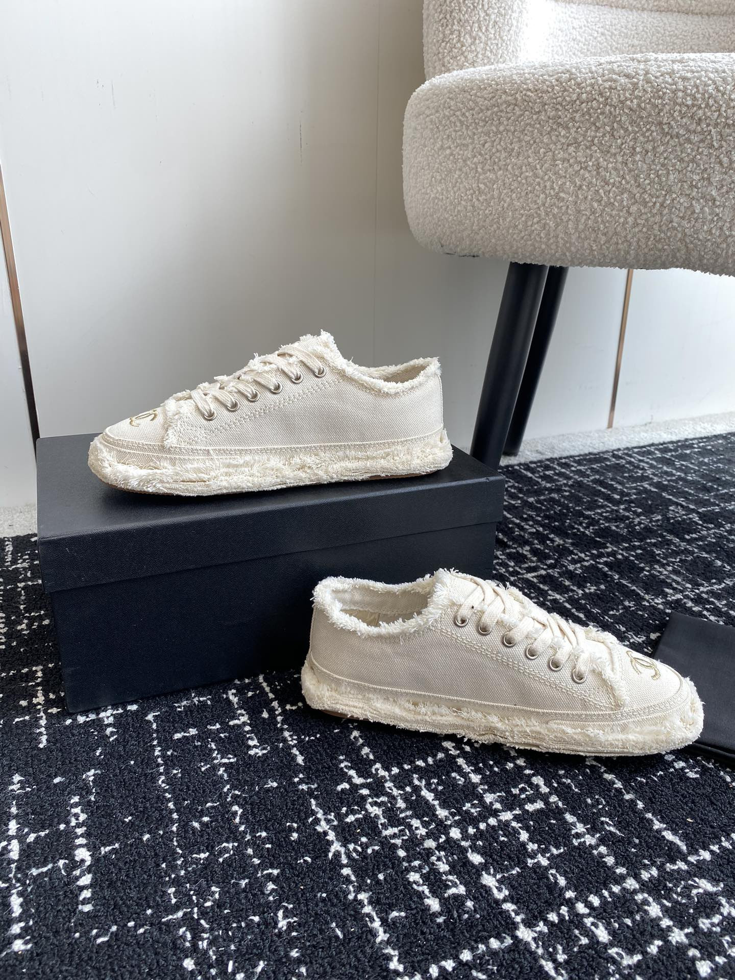 UA Ch*el SNEAKER