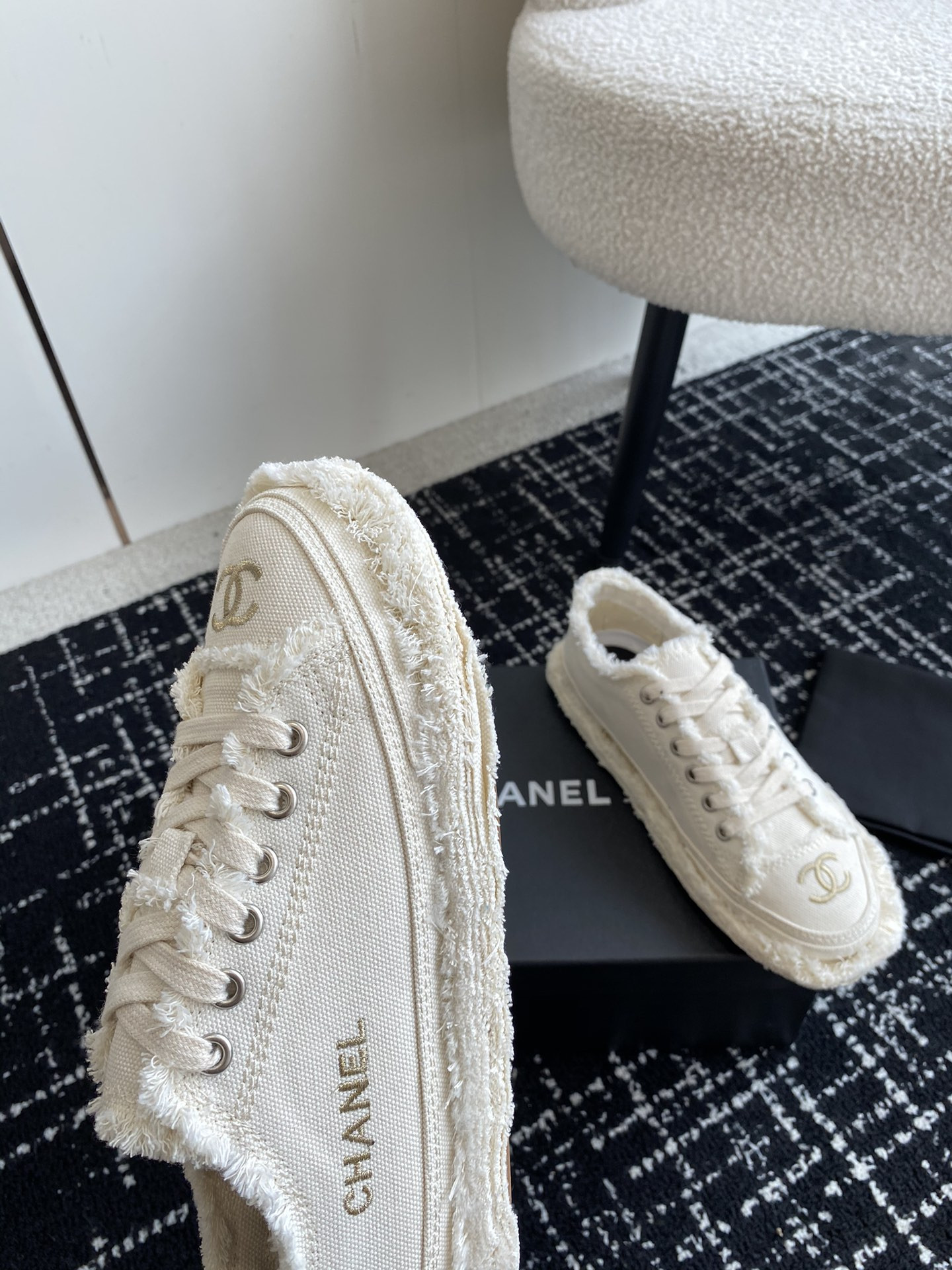 UA Ch*el SNEAKER