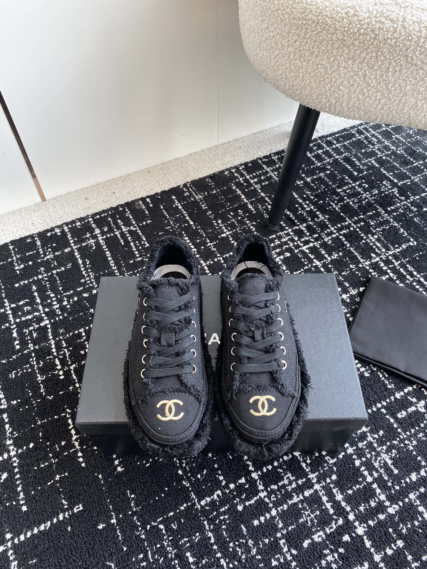 UA Ch*el SNEAKER
