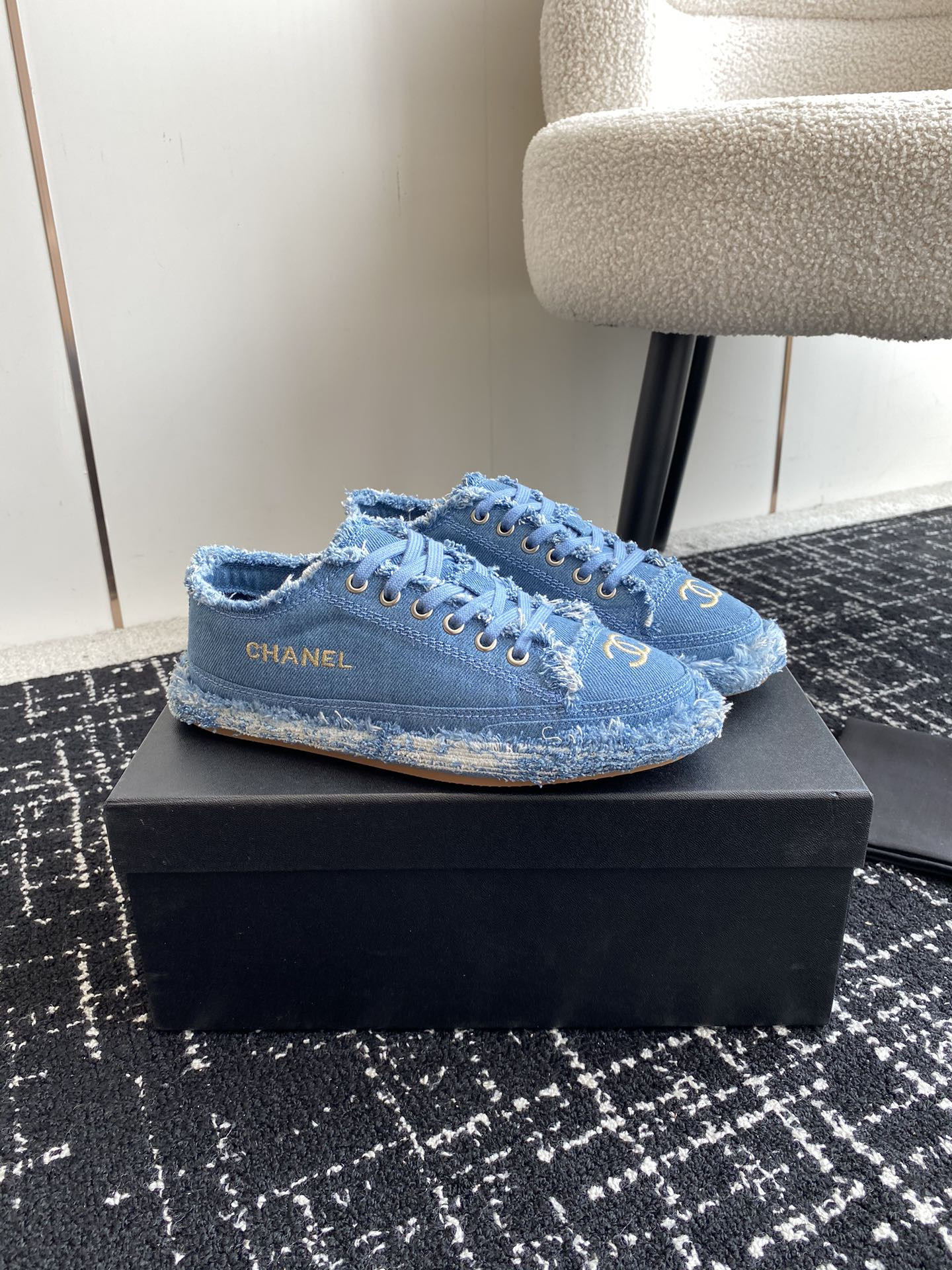 UA Ch*el SNEAKER