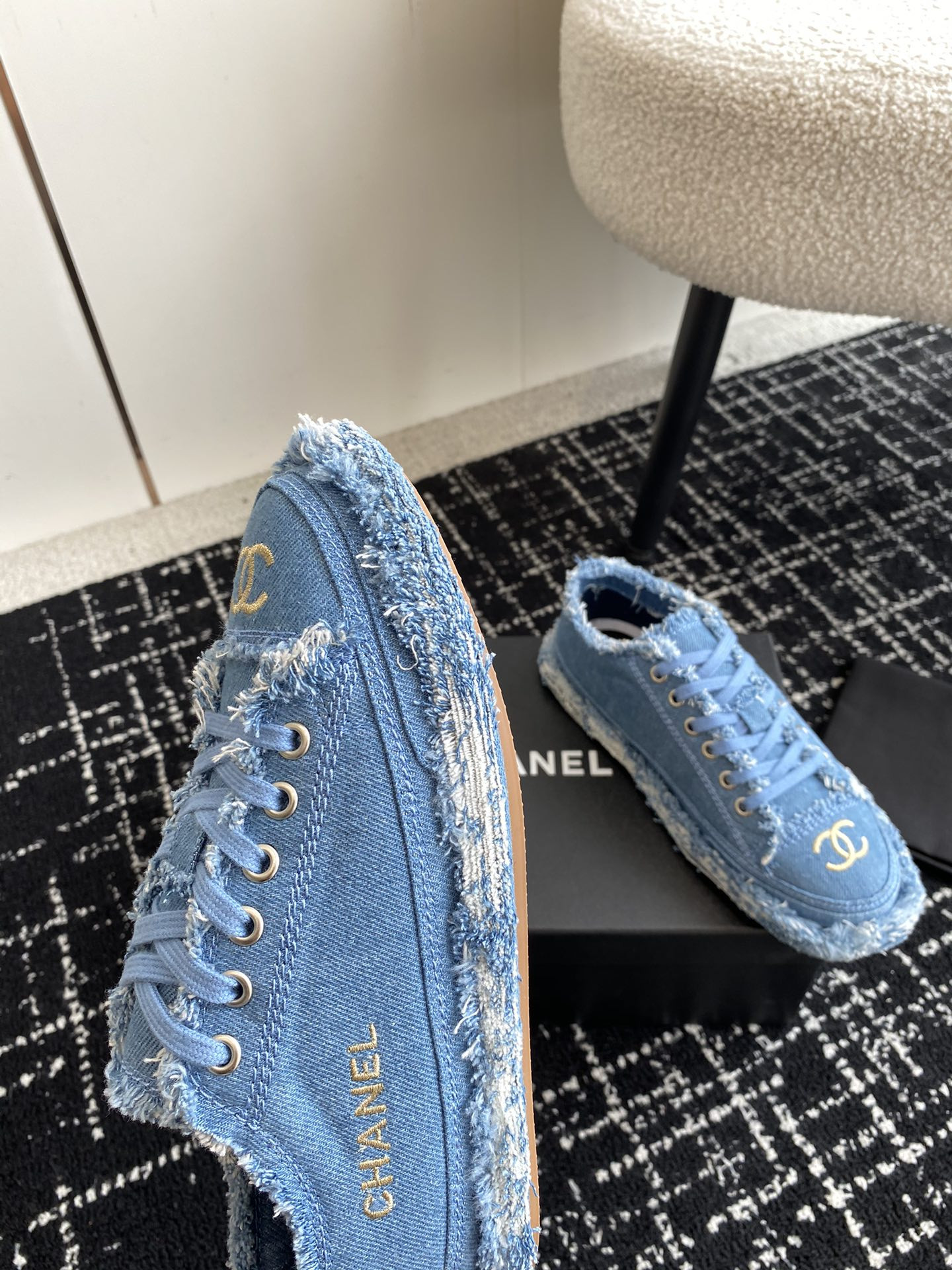 UA Ch*el SNEAKER