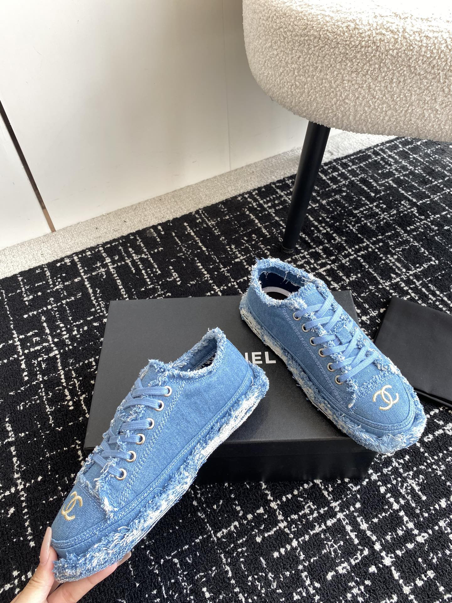 UA Ch*el SNEAKER