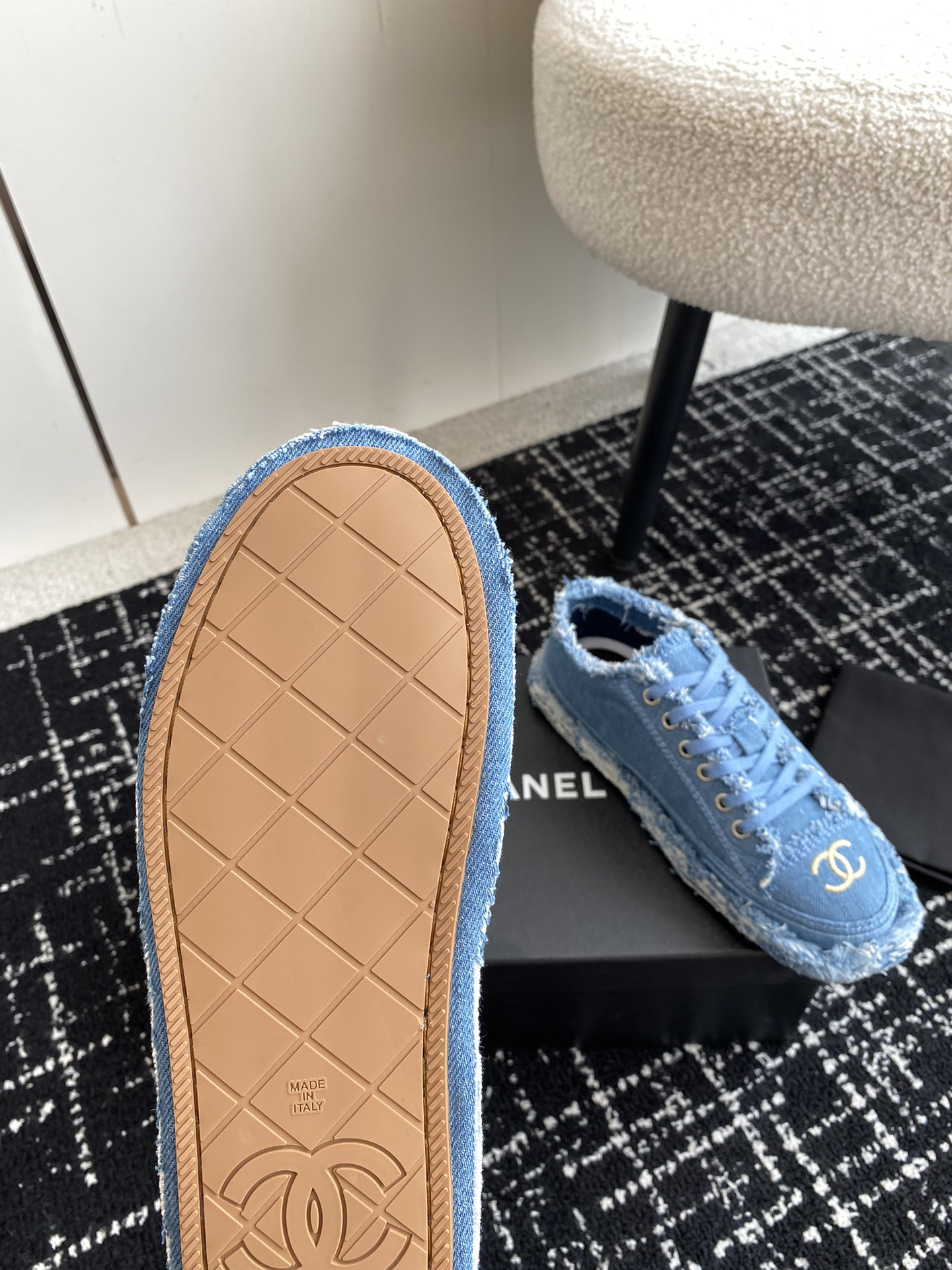 UA Ch*el SNEAKER