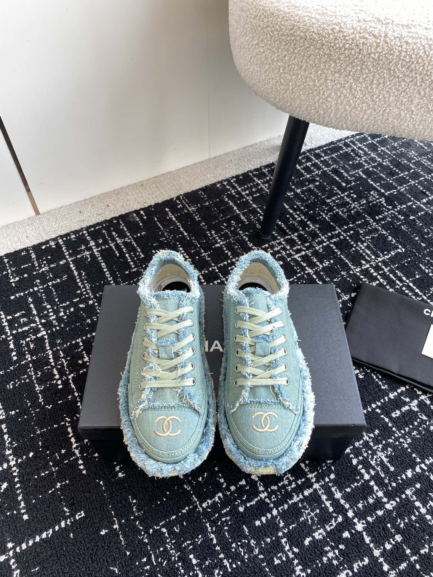 UA Ch*el SNEAKER
