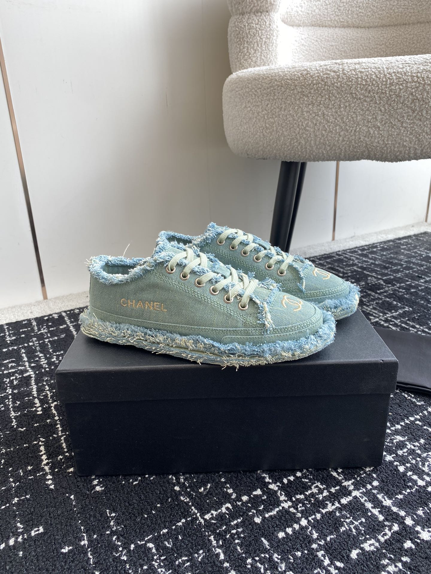 UA Ch*el SNEAKER