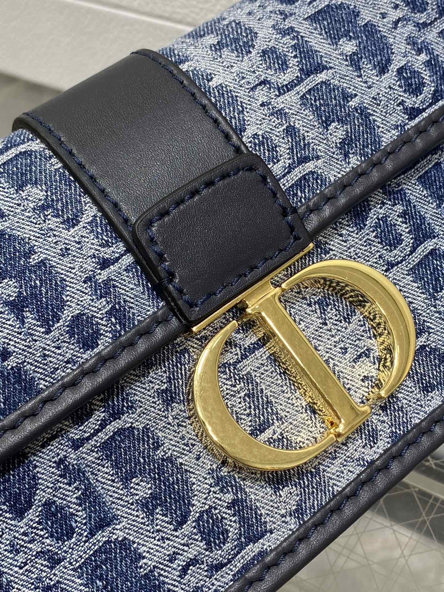 D*0r 30 Montaigne East-West Bag with Chain Blue Denim D*0r Oblique Jacquard 21 x 12 x 6 cm