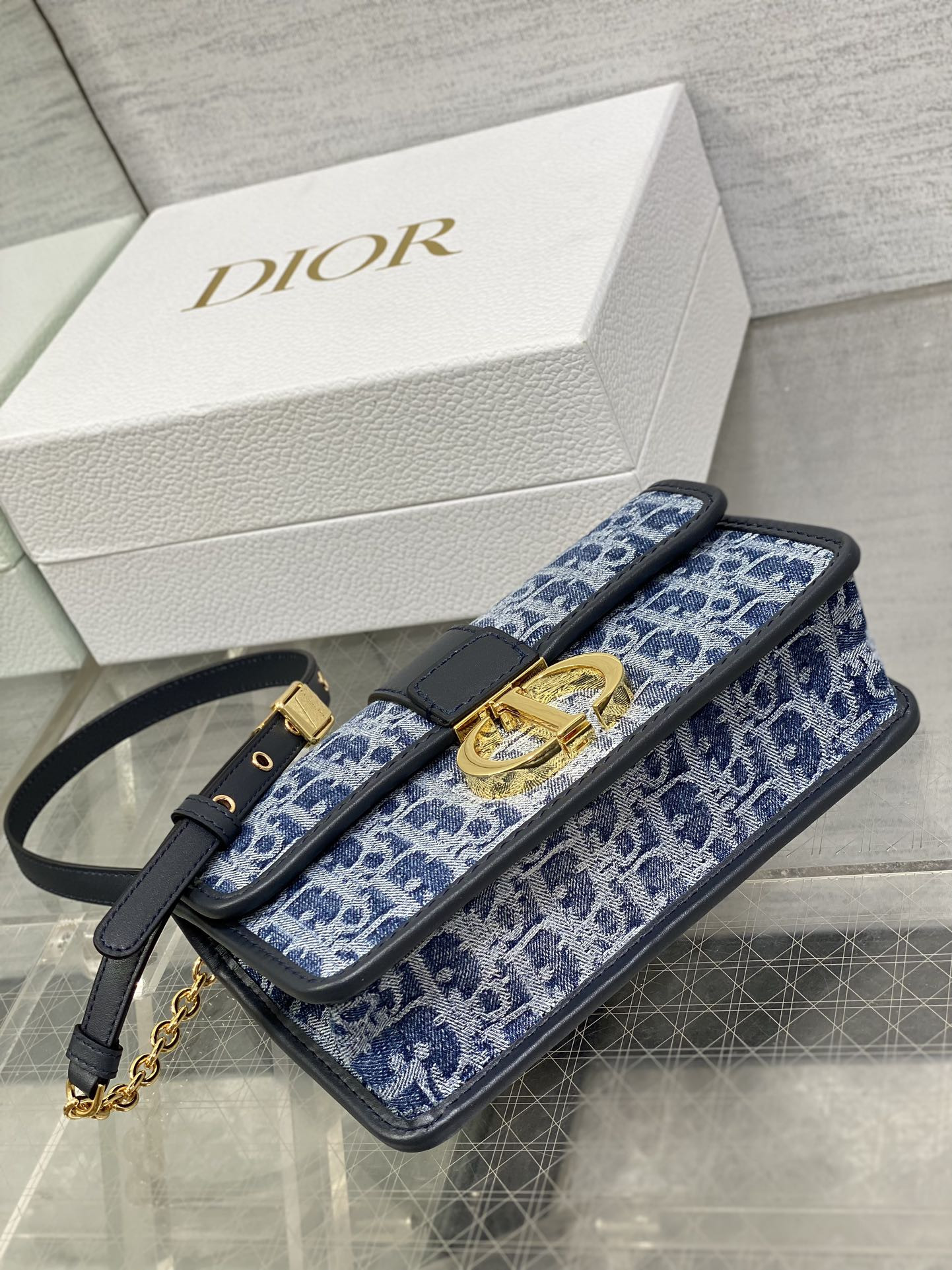 D*0r 30 Montaigne East-West Bag with Chain Blue Denim D*0r Oblique Jacquard 21 x 12 x 6 cm