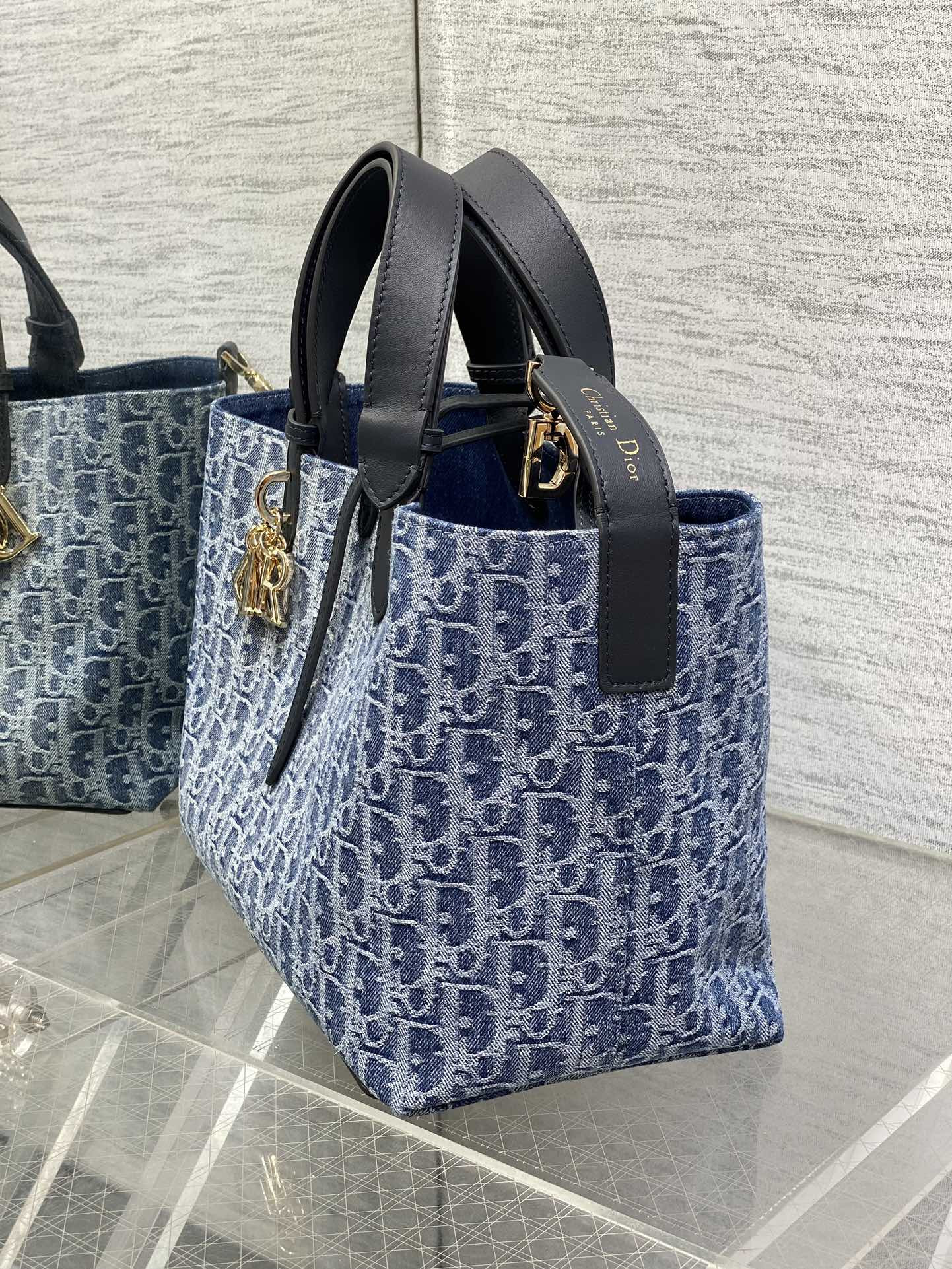 Medium D*0r Toujours Bag Blue Denim D*0r Oblique Jacquard 28.5 x 21.5 x 17 cm