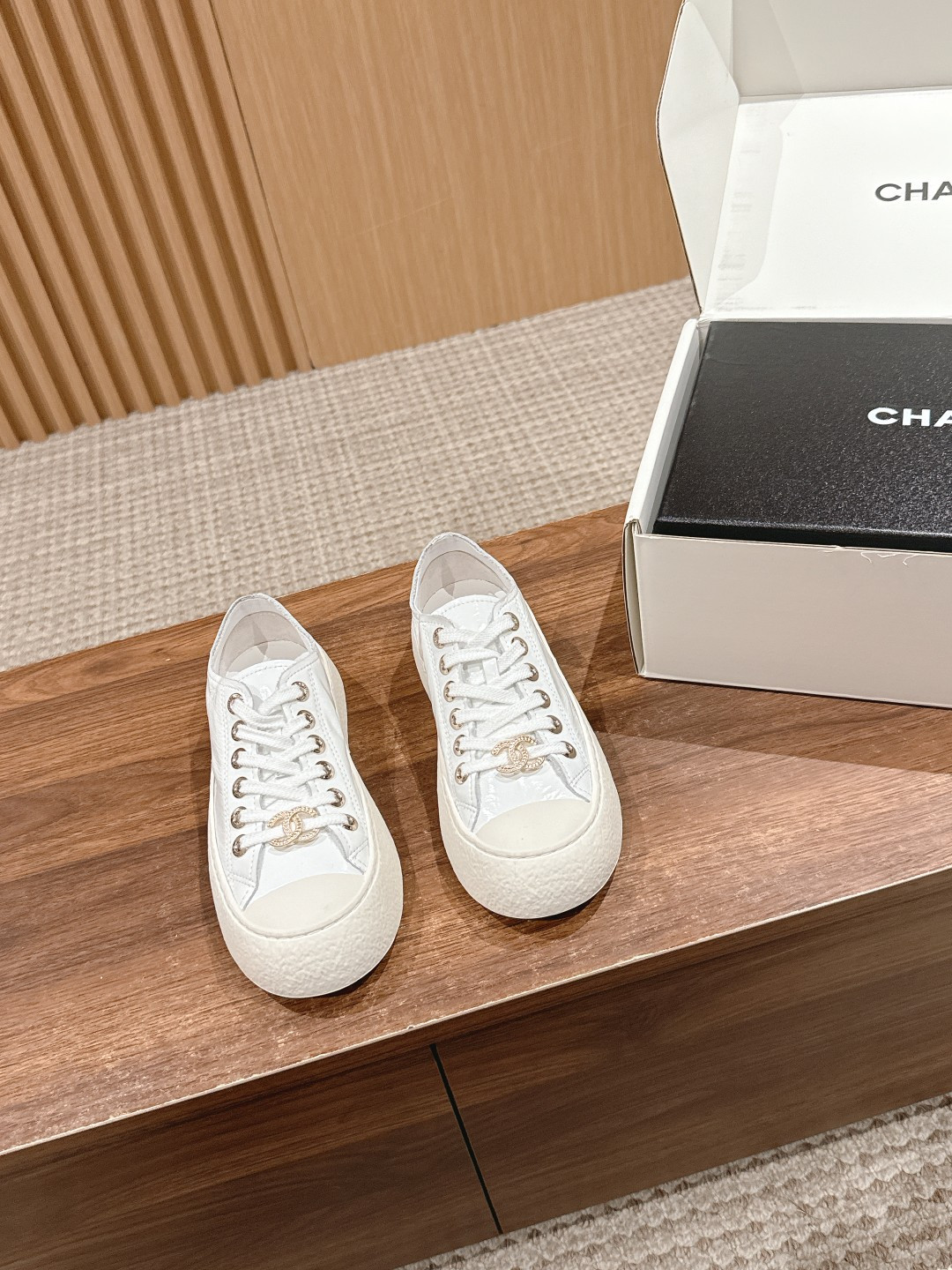 UA Ch*el SNEAKER