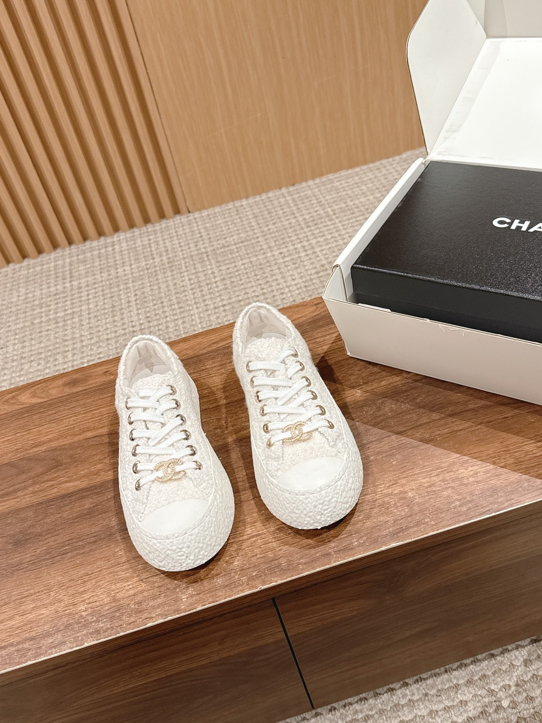 UA Ch*el SNEAKER