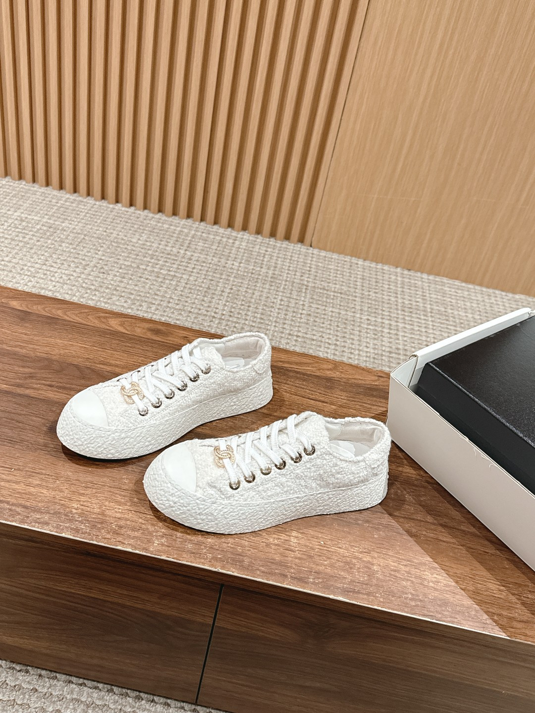 UA Ch*el SNEAKER