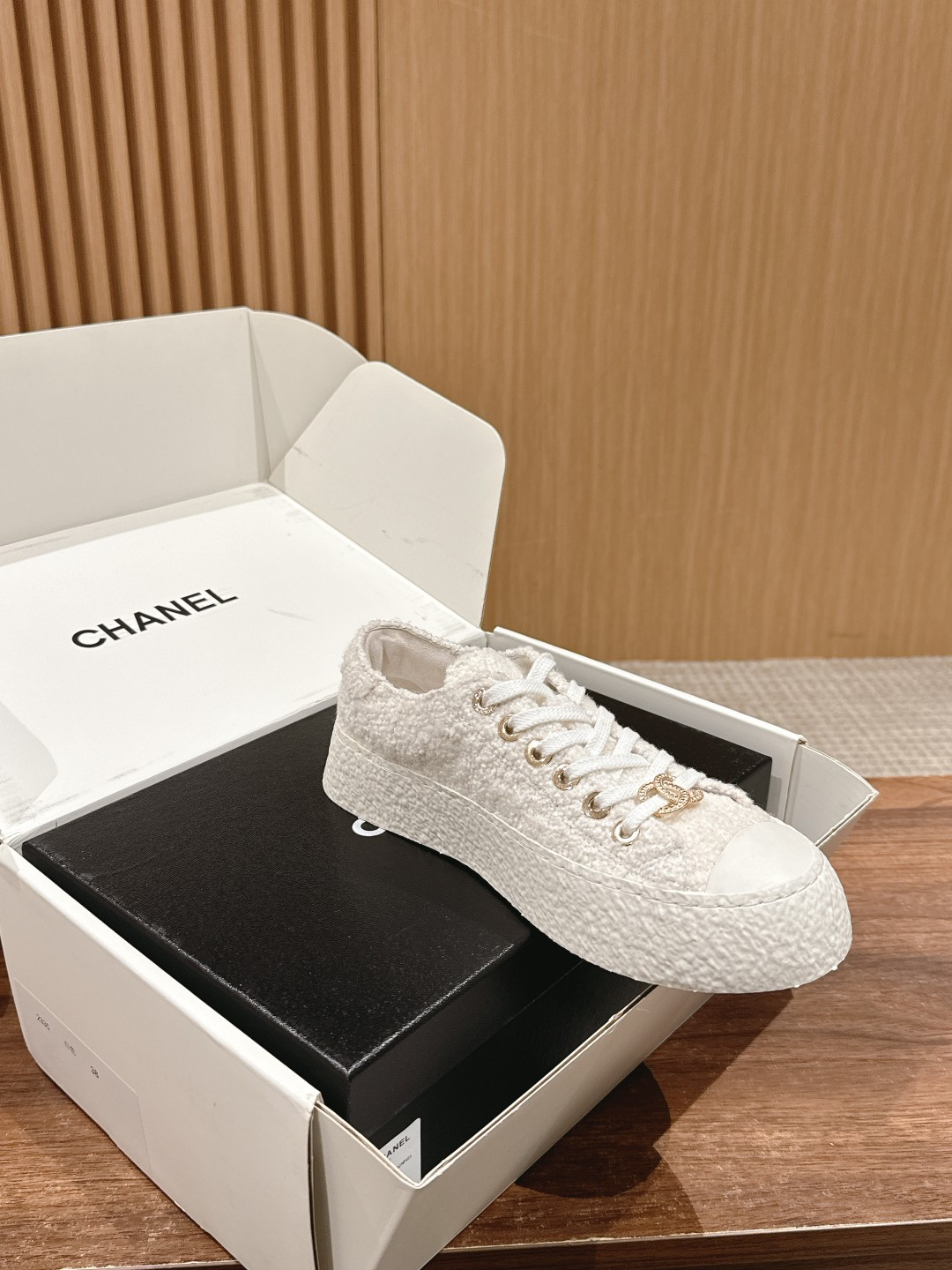 UA Ch*el SNEAKER