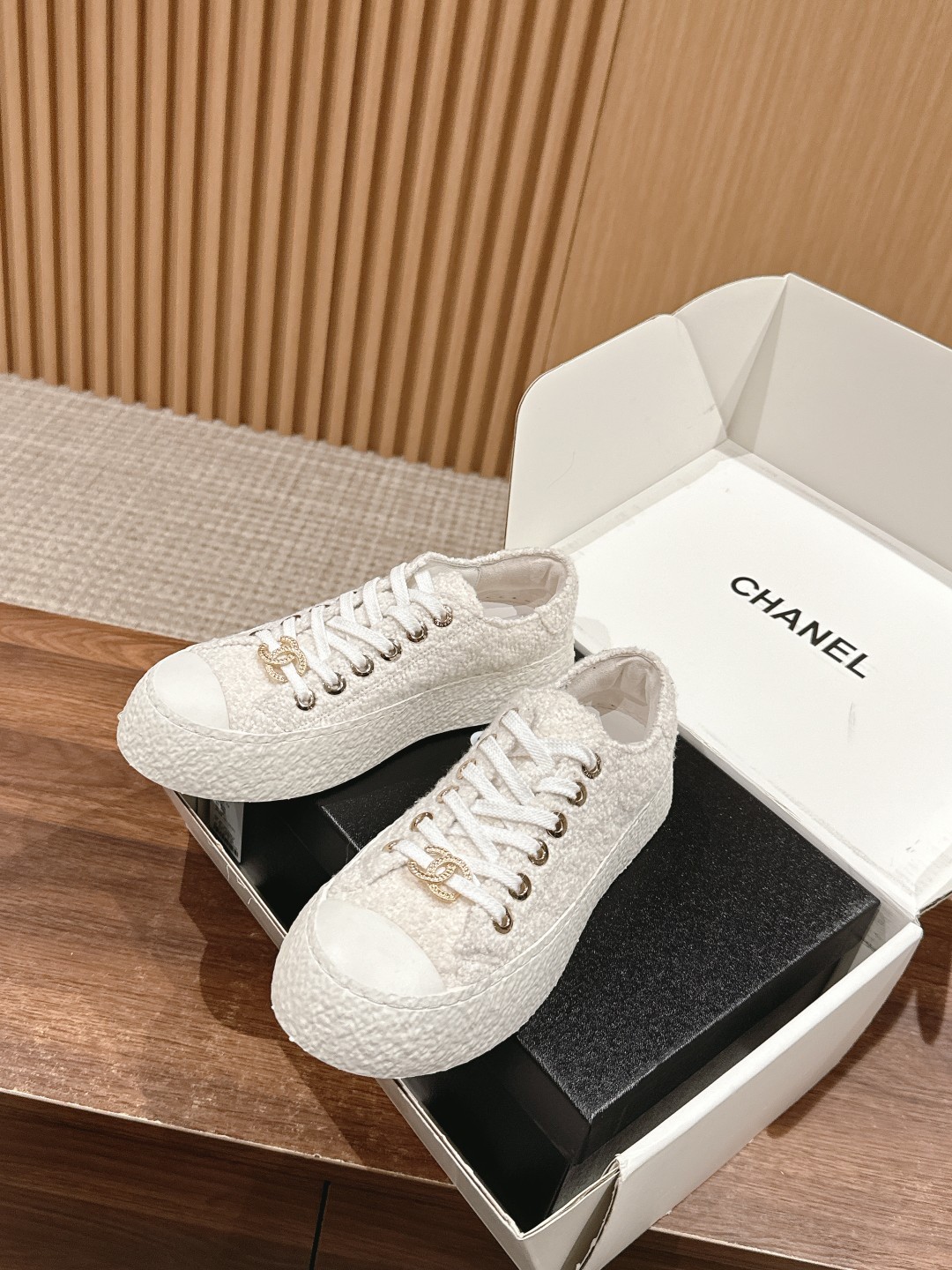 UA Ch*el SNEAKER
