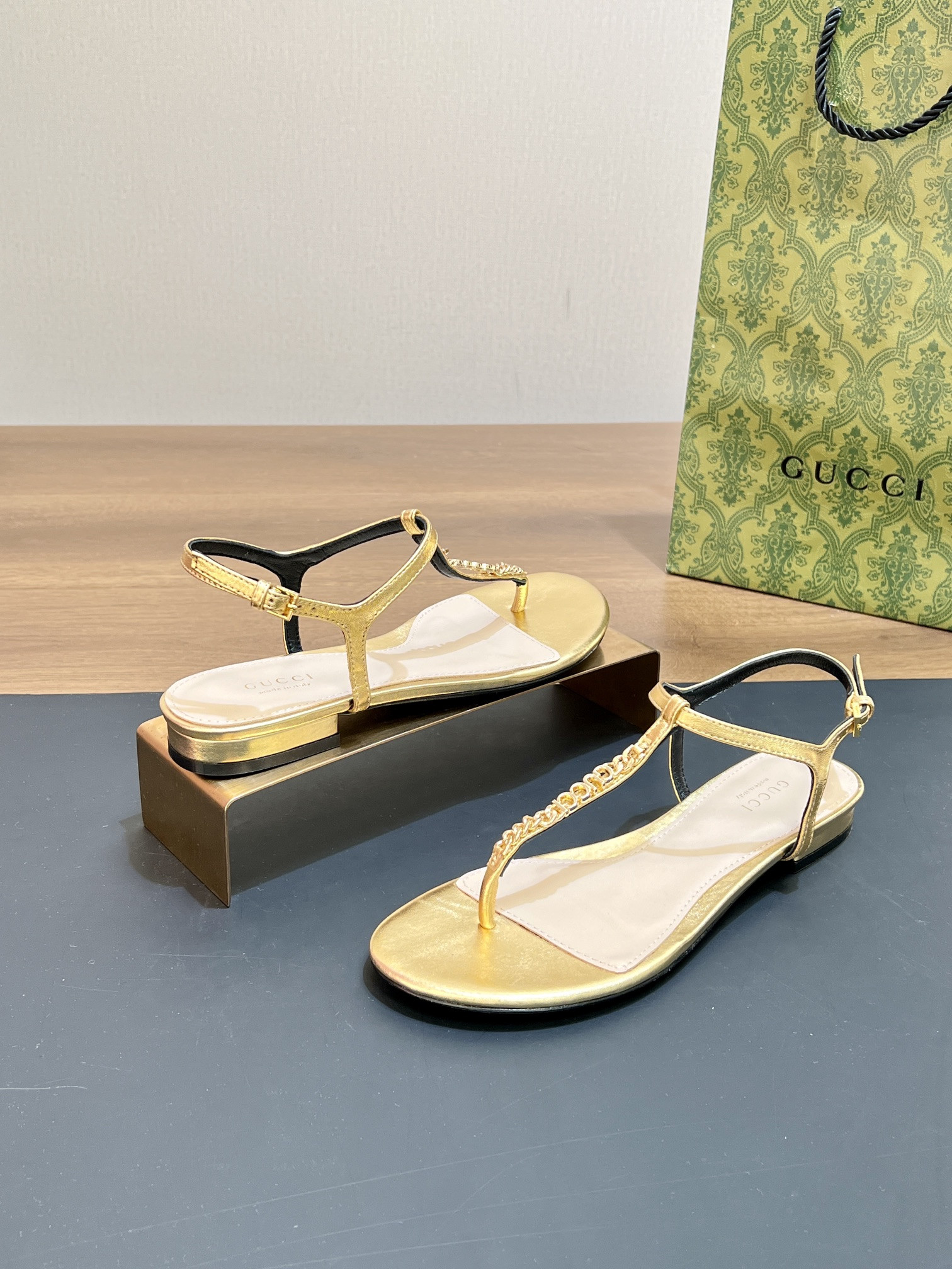 UA G*u*i SIGNORIA THONG SANDAL