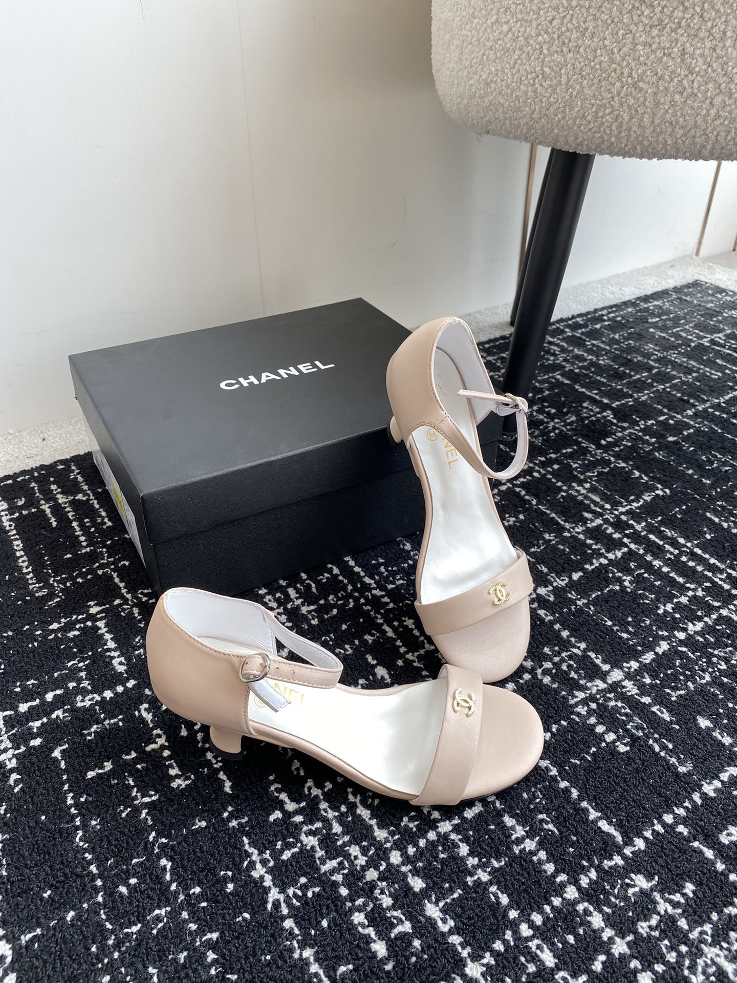 UA Ch*el SANDALS