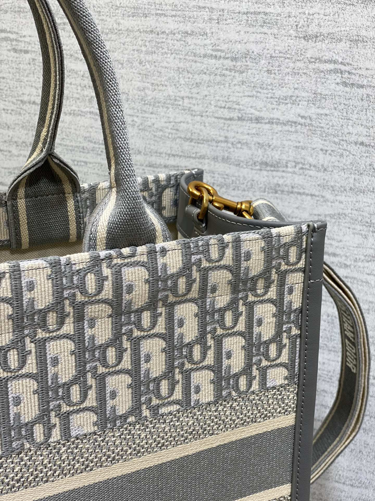 D*0r Medium D*0r Book Tote Gray D*0r Oblique Embroidery and Calfskin 36.5 x 28 x 17.5 cm